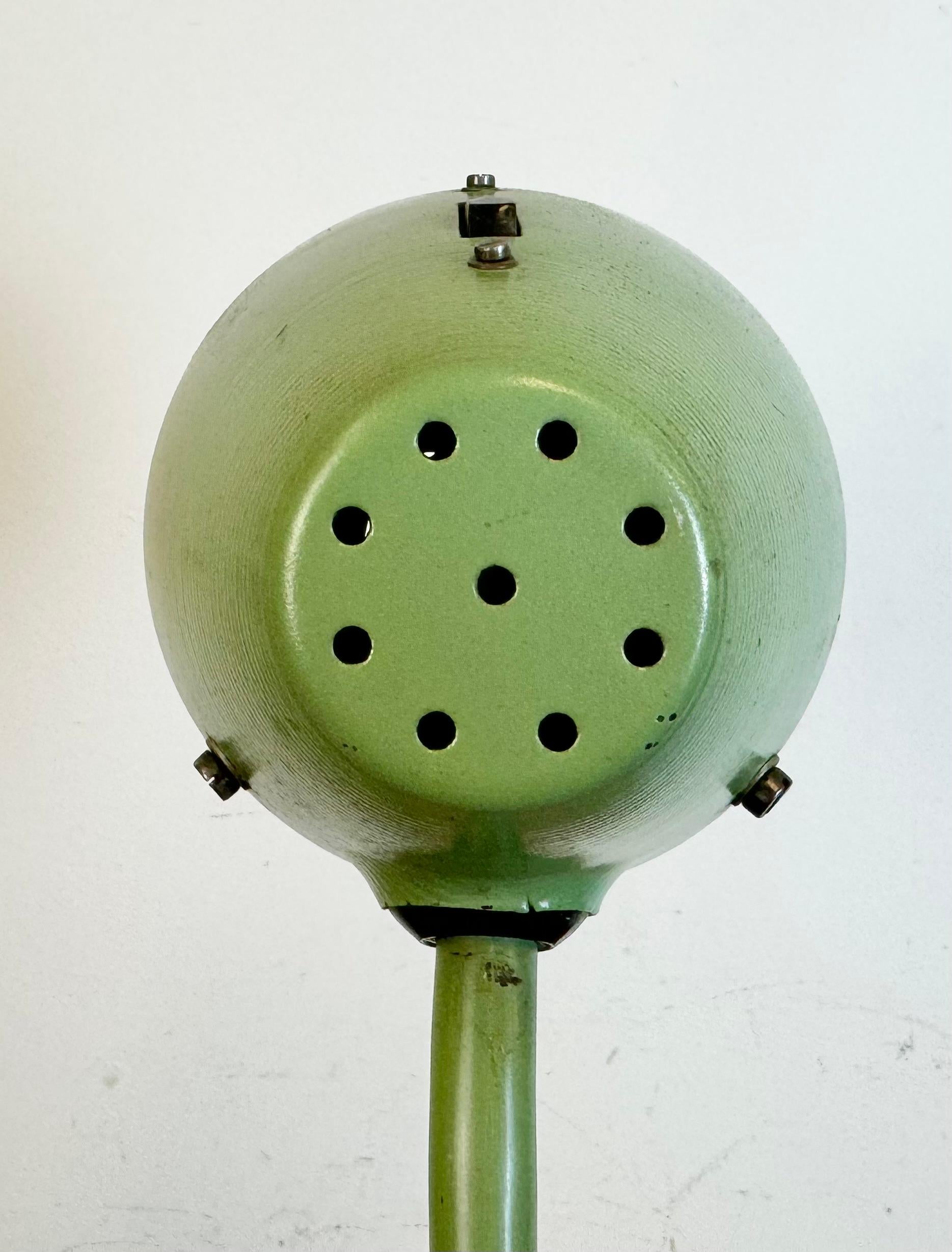 Lampe de table d'atelier industrielle verte, années 1960 en vente 8