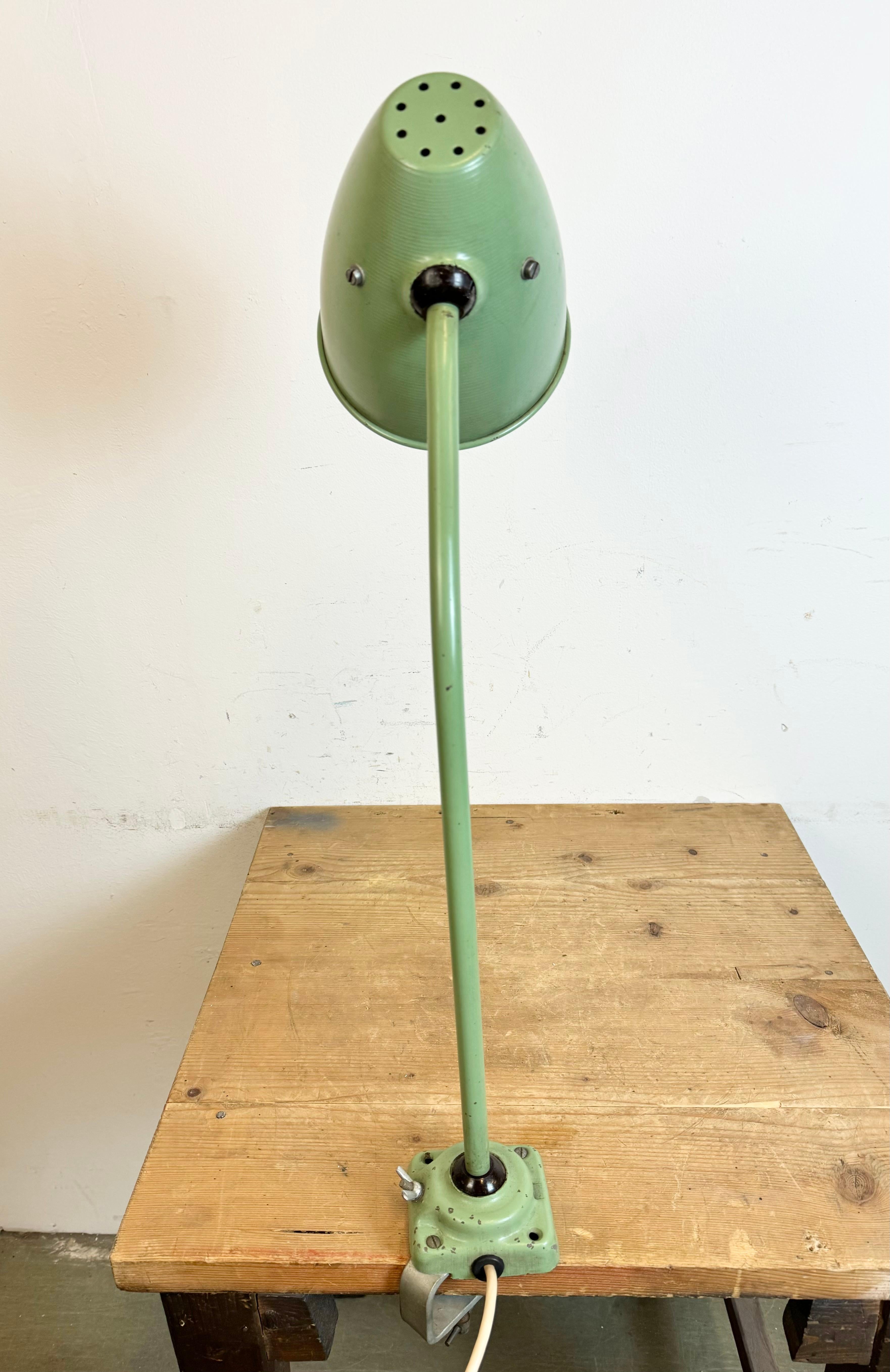 Lampe de table d'atelier industrielle verte, années 1960 en vente 9