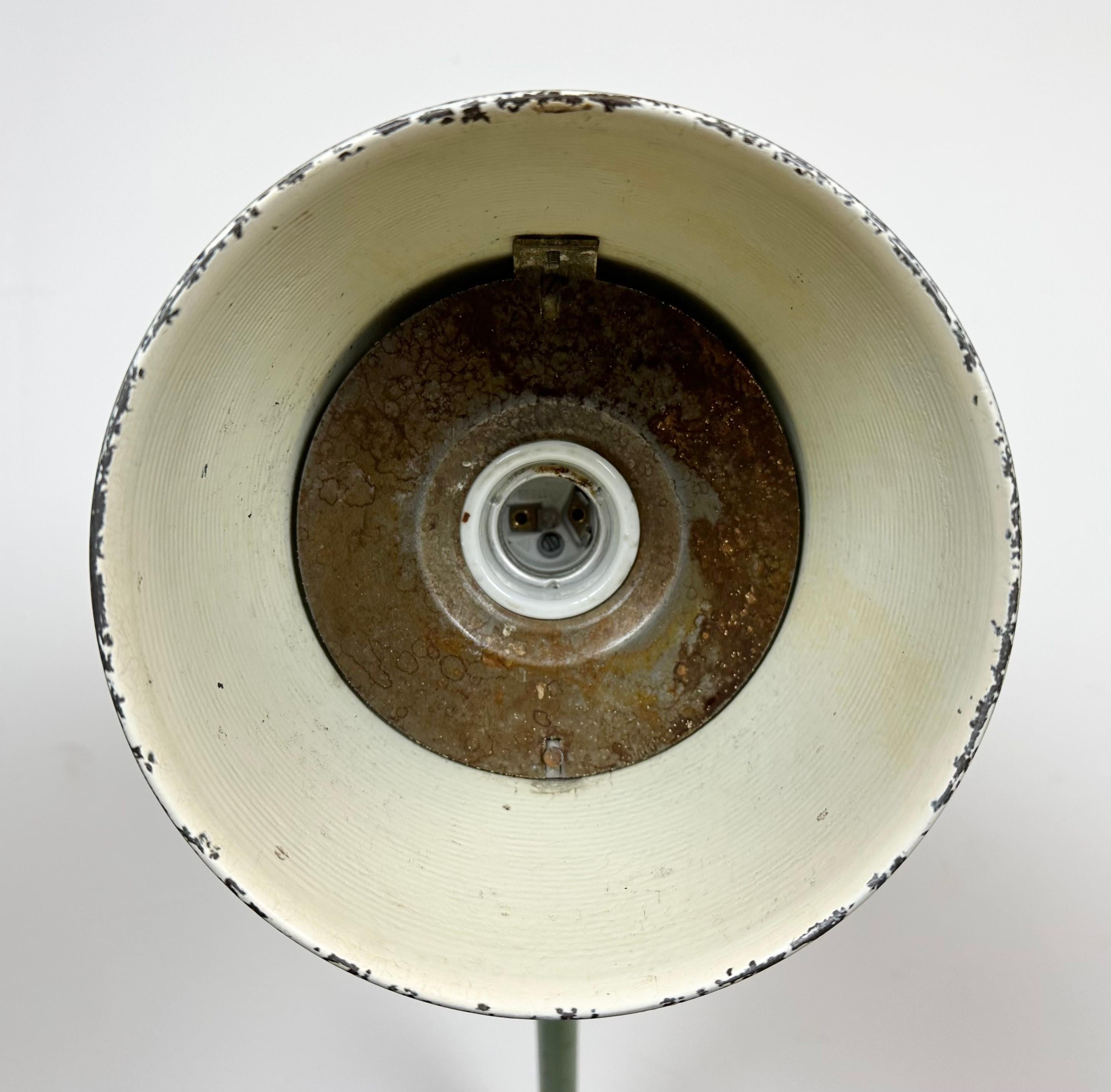 Lampe de table d'atelier industrielle verte, années 1960 en vente 10