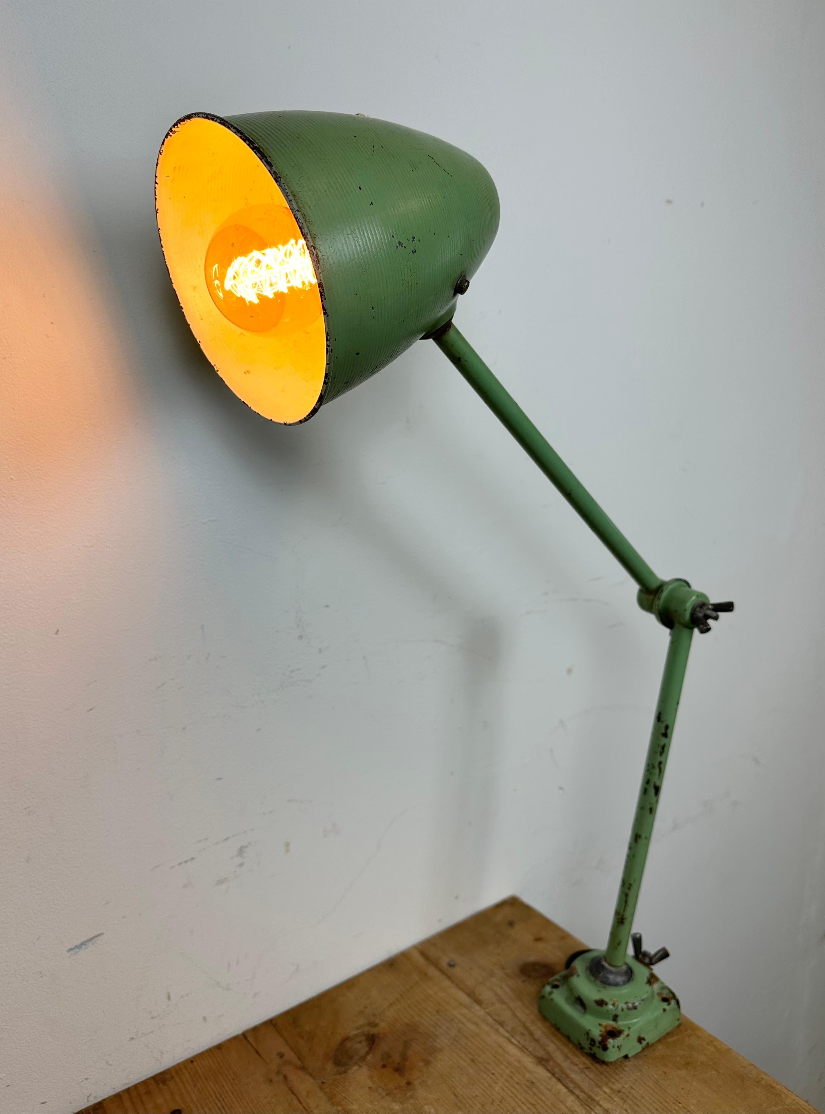 Lampe de table d'atelier industrielle verte, années 1960 en vente 12