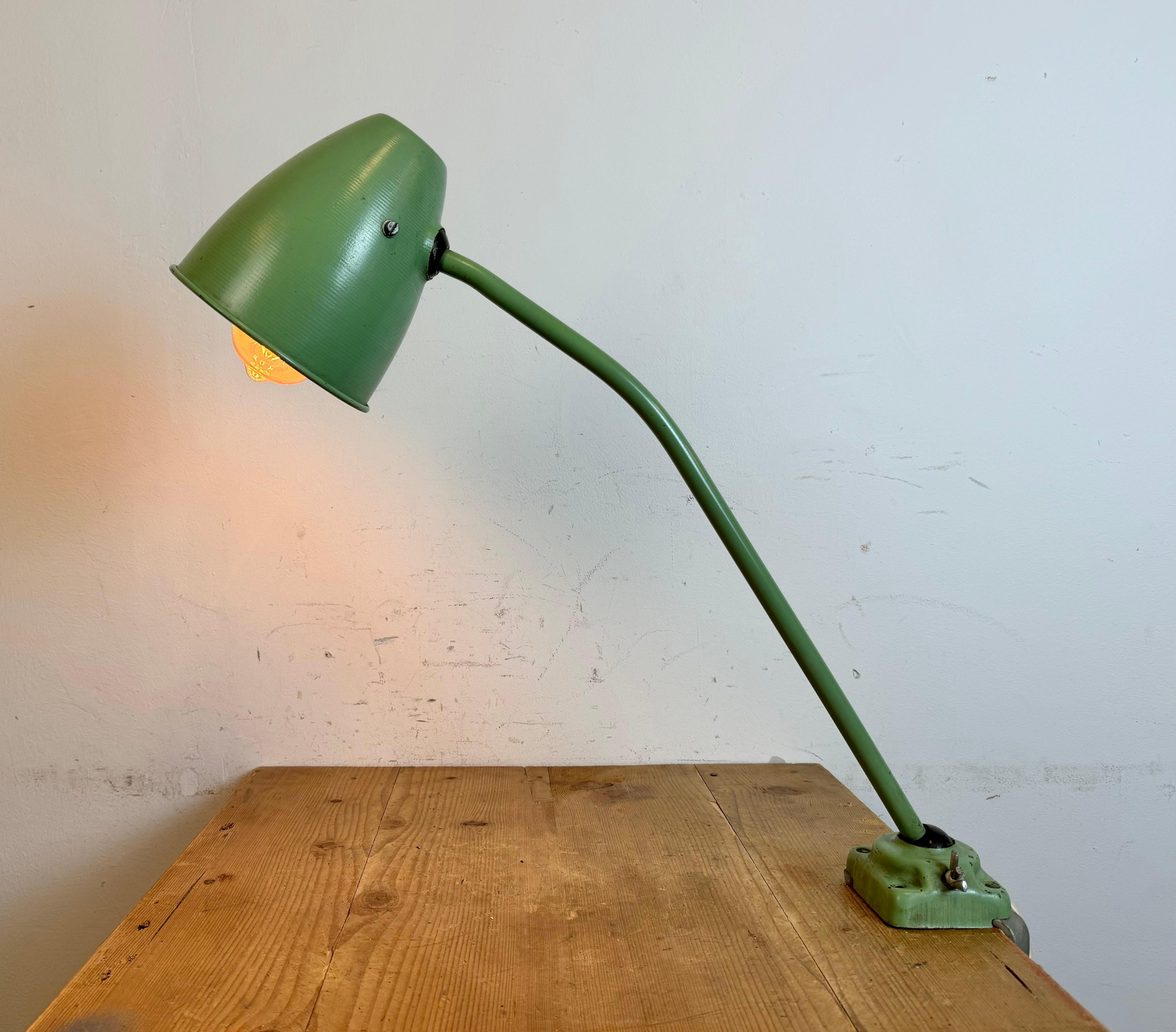 Lampe de table d'atelier industrielle verte, années 1960 en vente 12