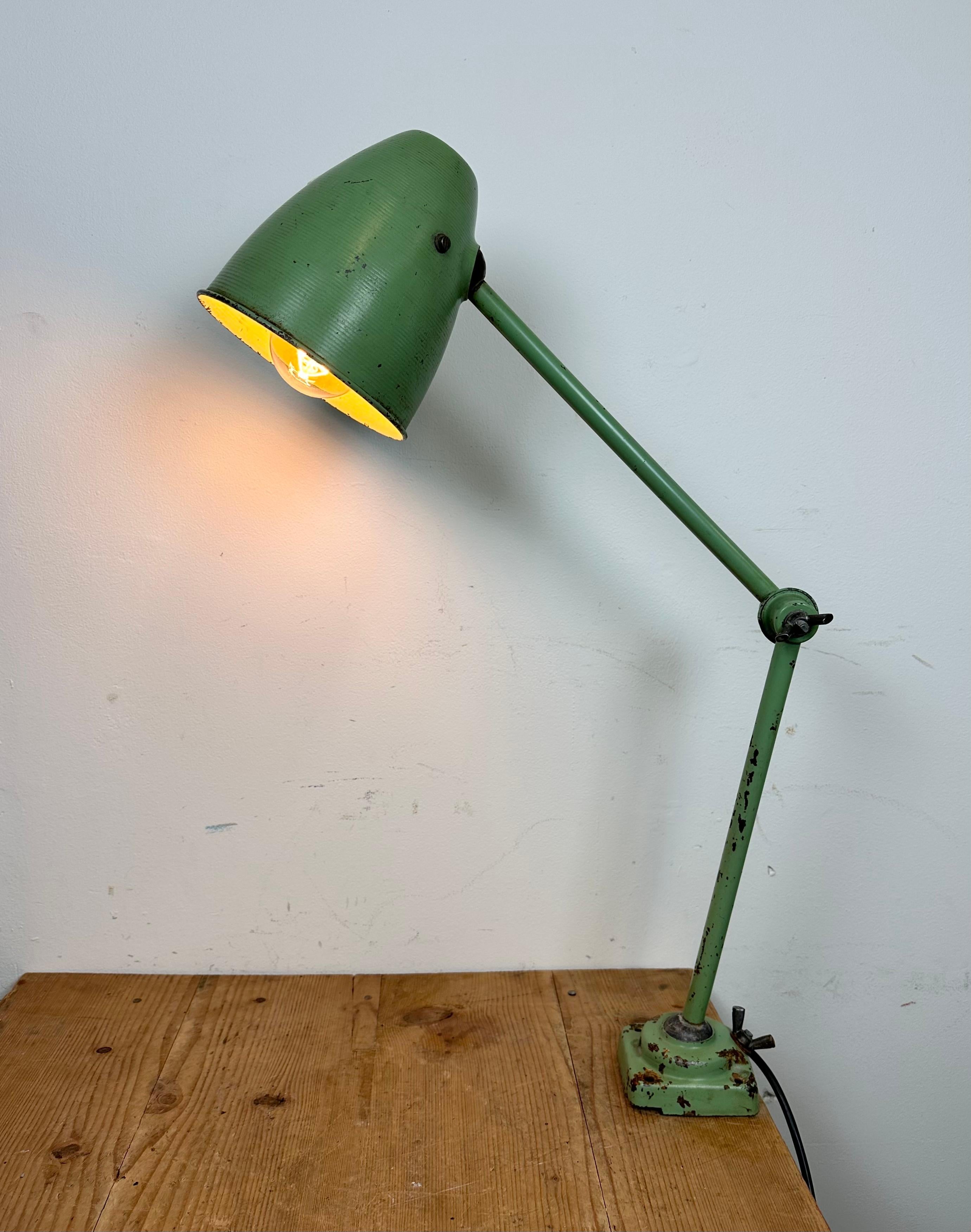 Lampe de table d'atelier industrielle verte, années 1960 en vente 13