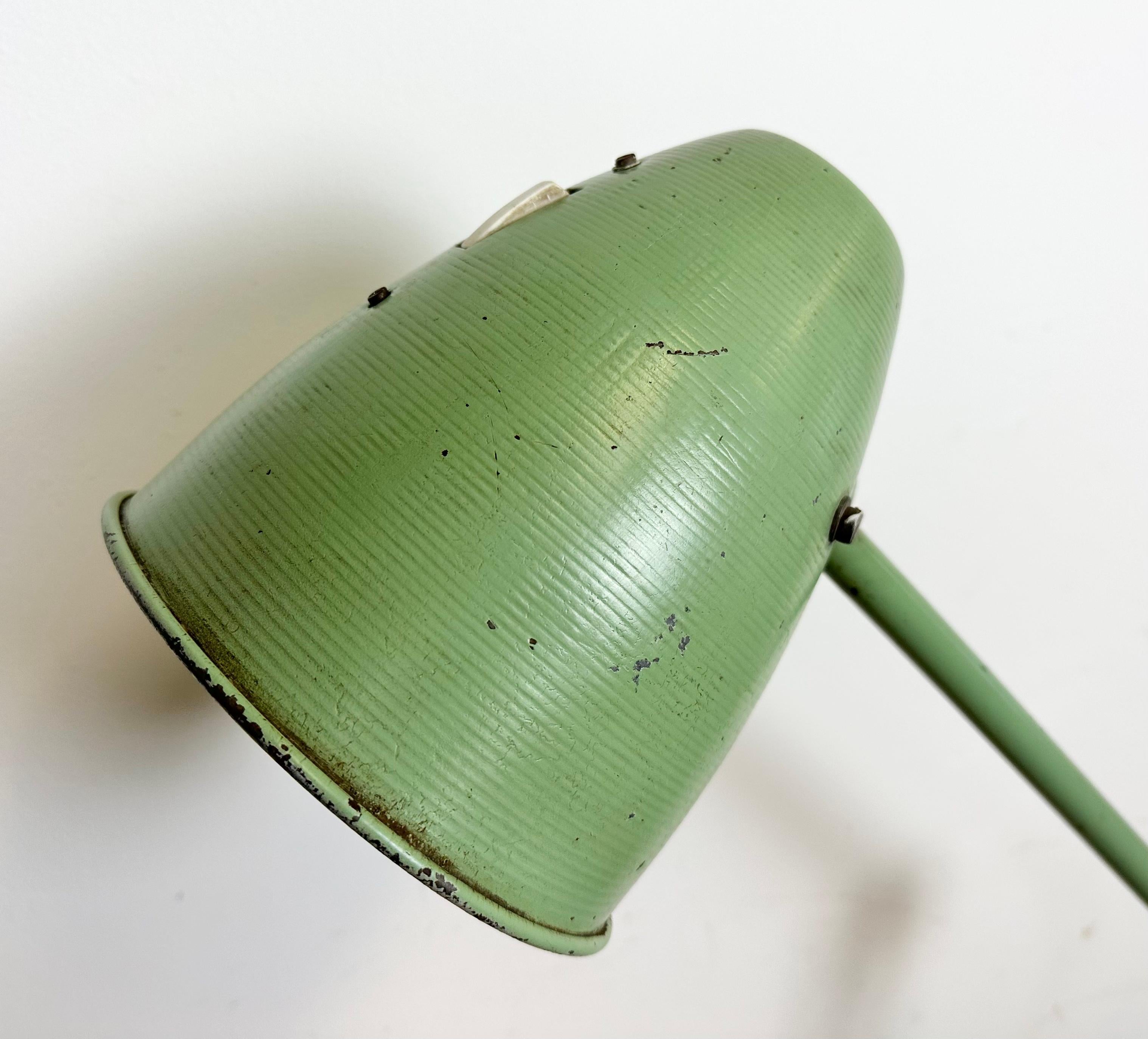 Laqué Lampe de table d'atelier industrielle verte, années 1960 en vente