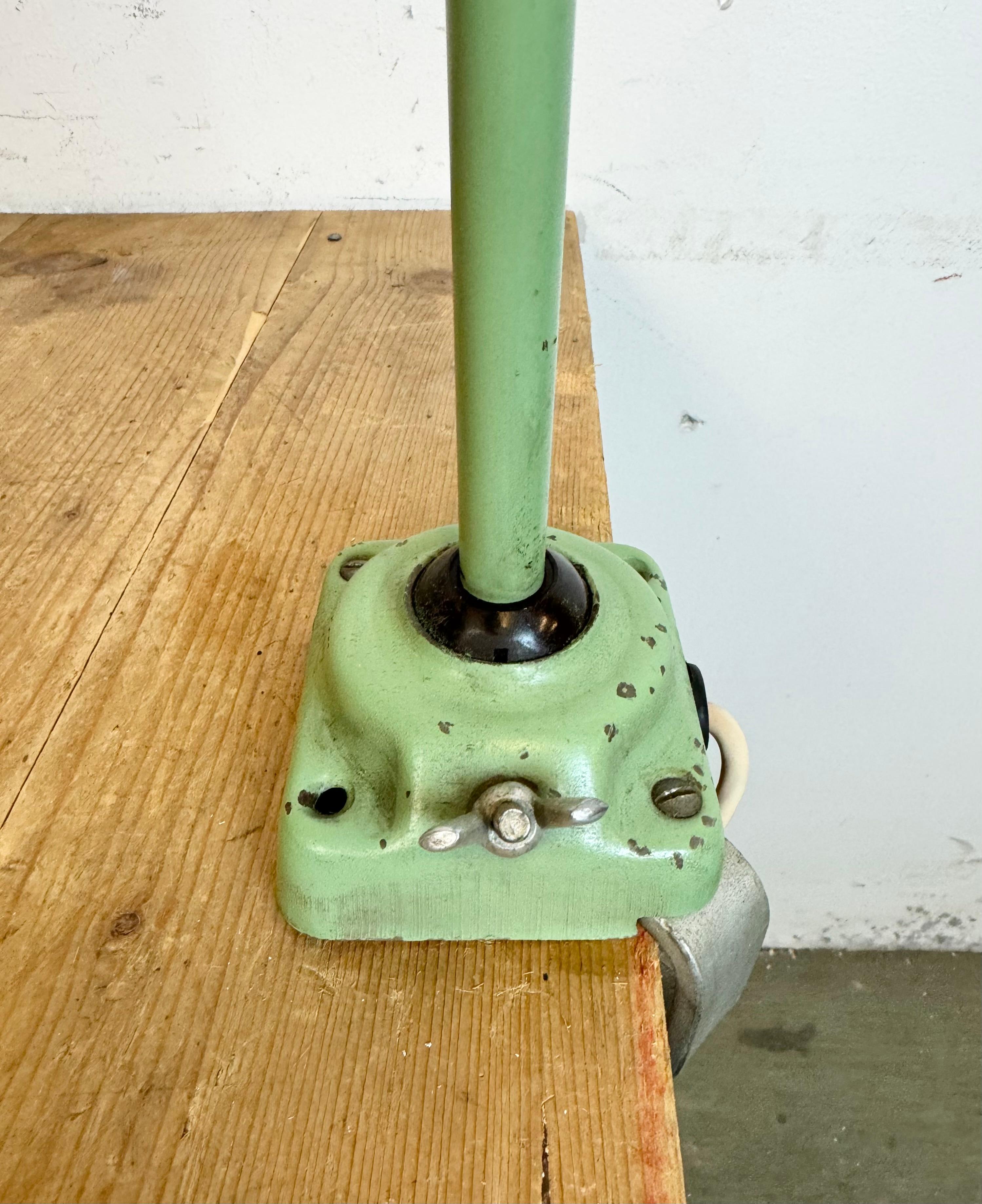 Lampe de table d'atelier industrielle verte, années 1960 Bon état - En vente à Kojetice, CZ