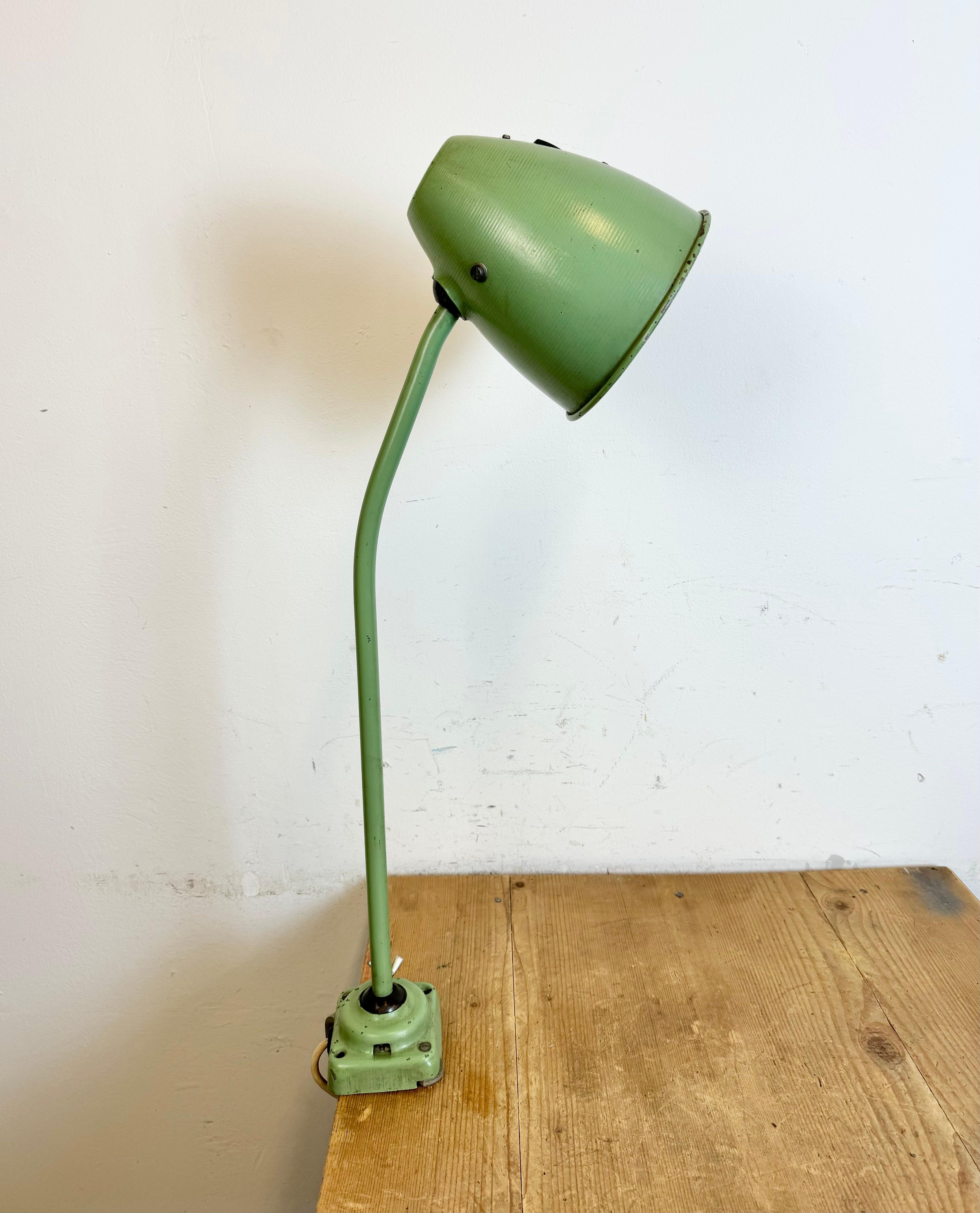 Fer Lampe de table d'atelier industrielle verte, années 1960 en vente