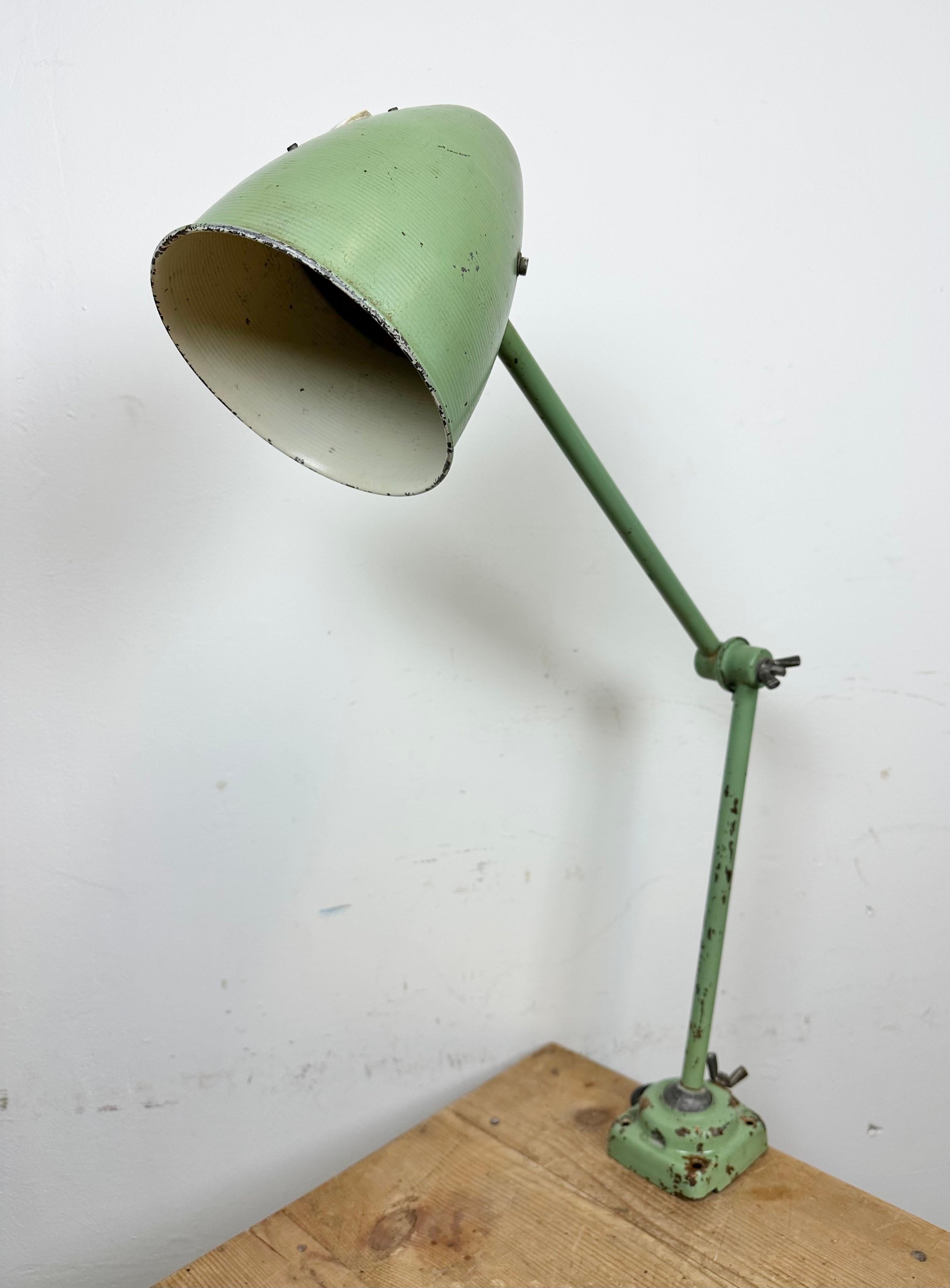 Lampe de table d'atelier industrielle verte, années 1960 en vente 1