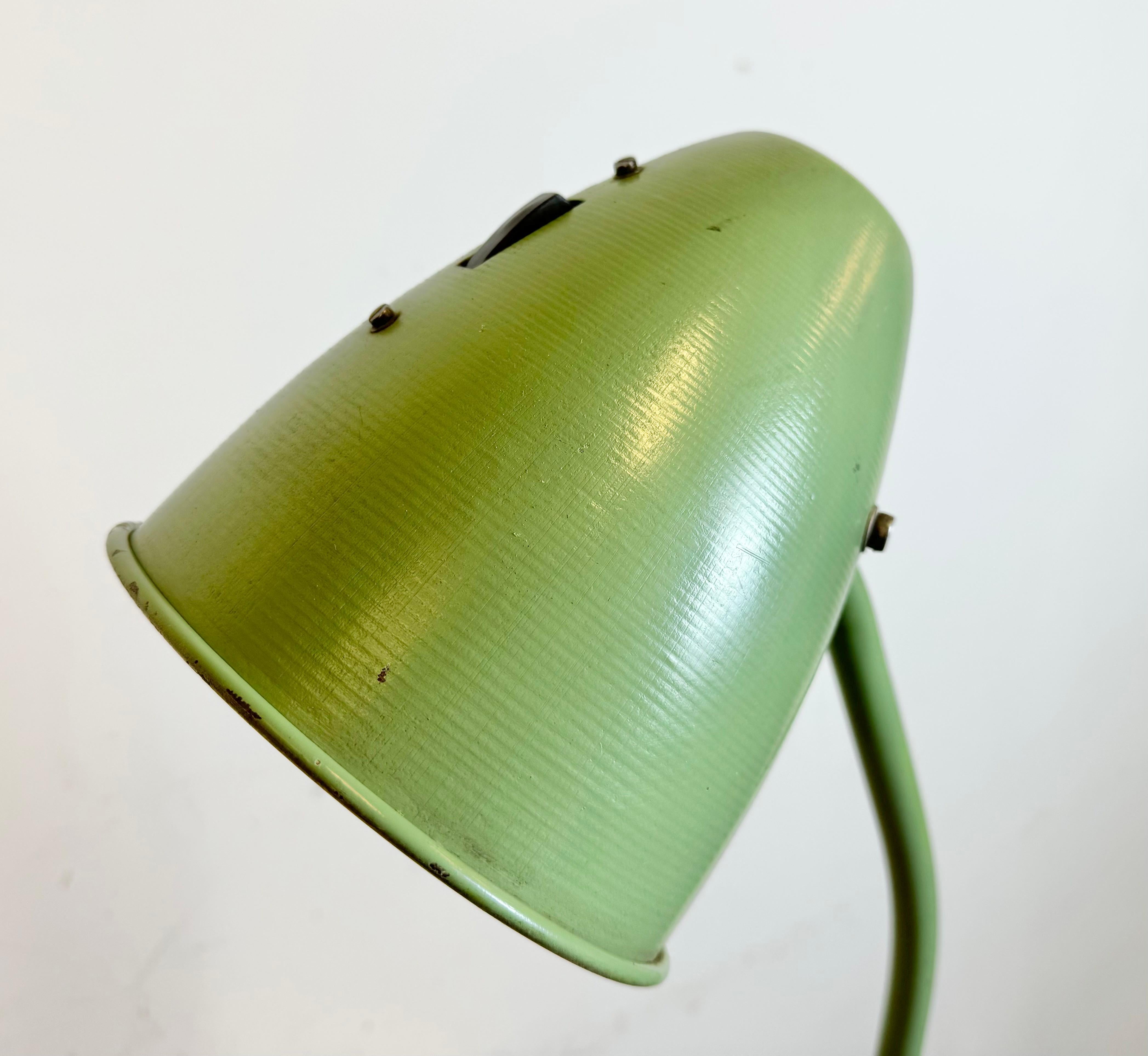 Lampe de table d'atelier industrielle verte, années 1960 en vente 1