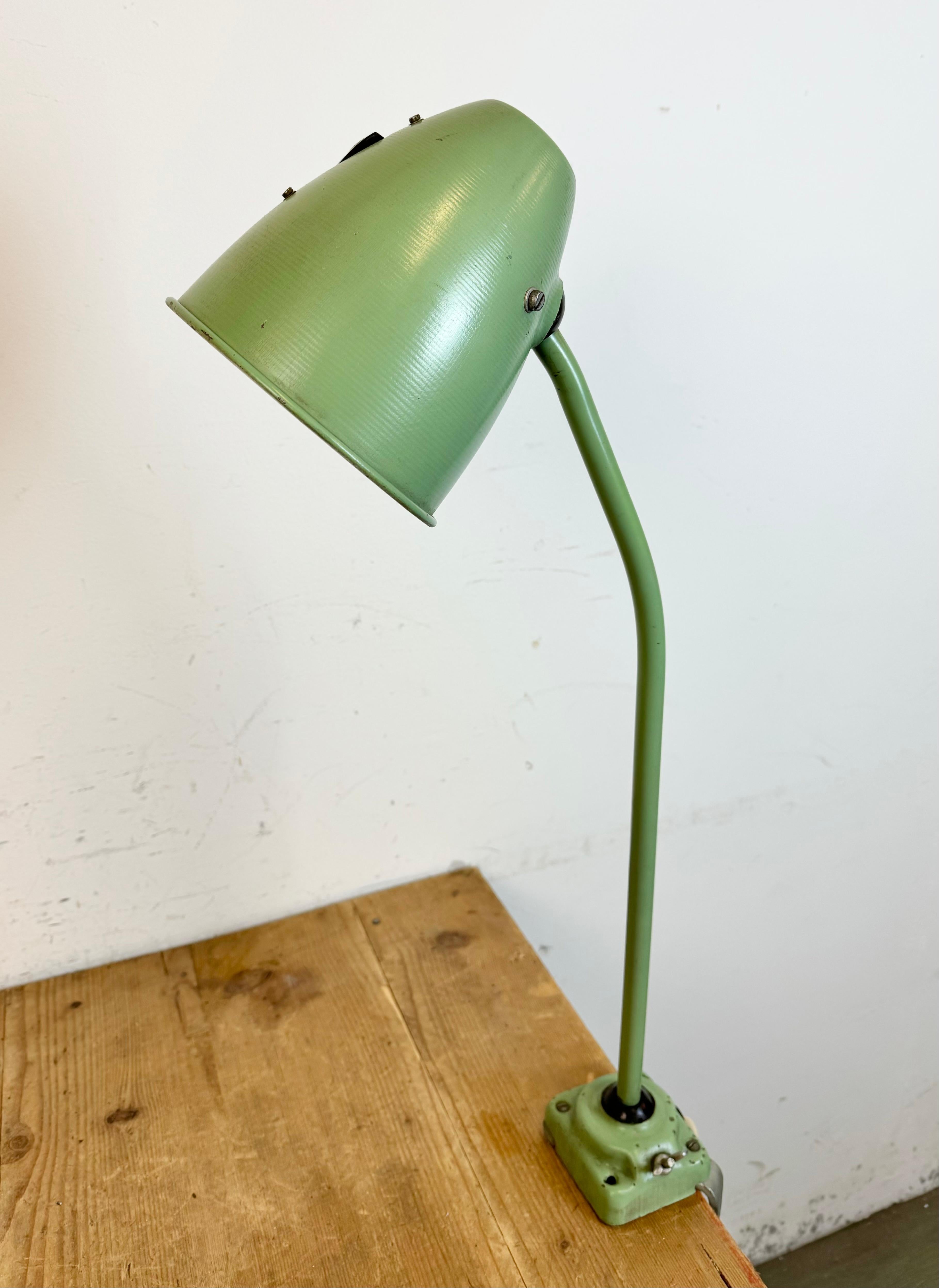 Lampe de table d'atelier industrielle verte, années 1960 en vente 2