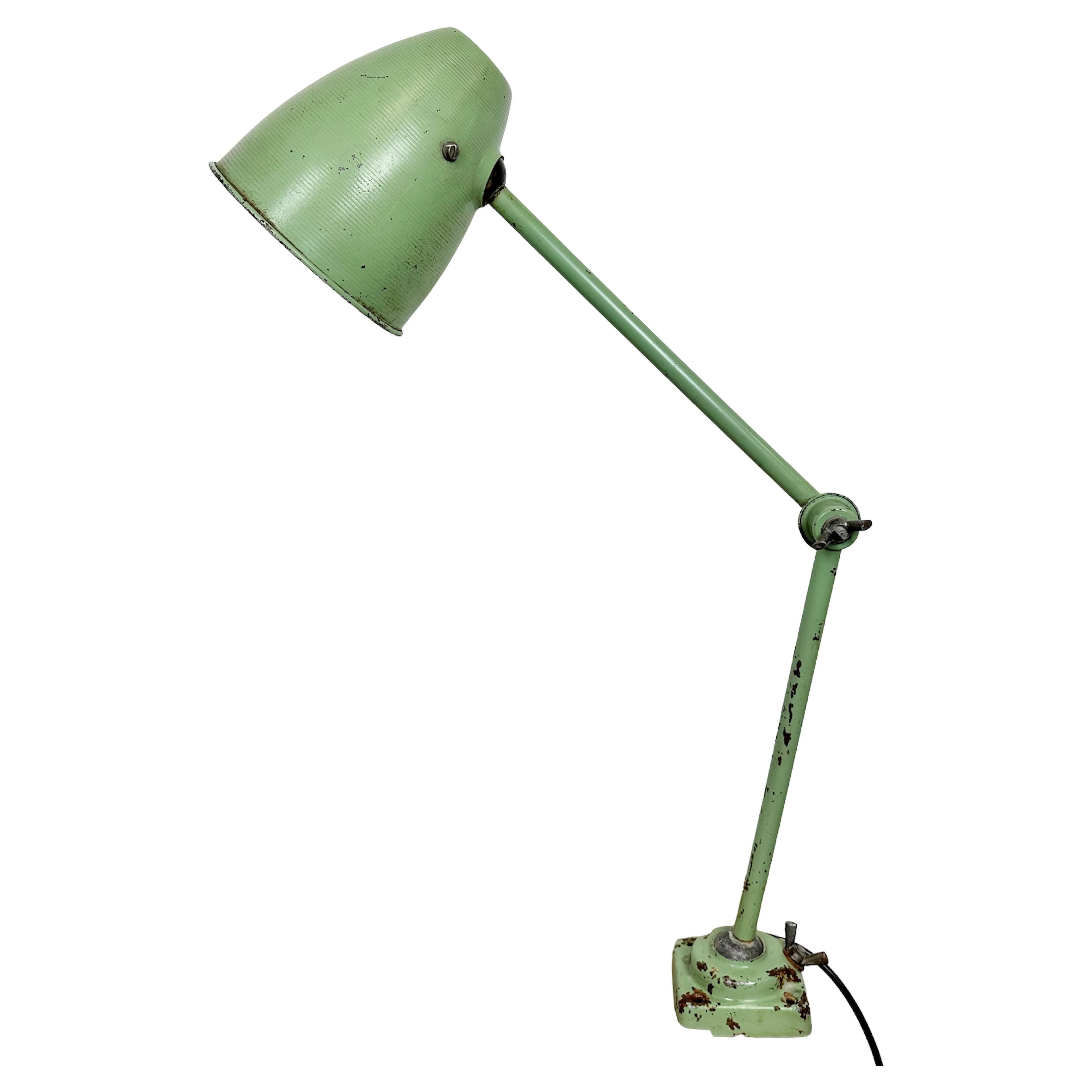 Lampe de table d'atelier industrielle verte, années 1960 en vente