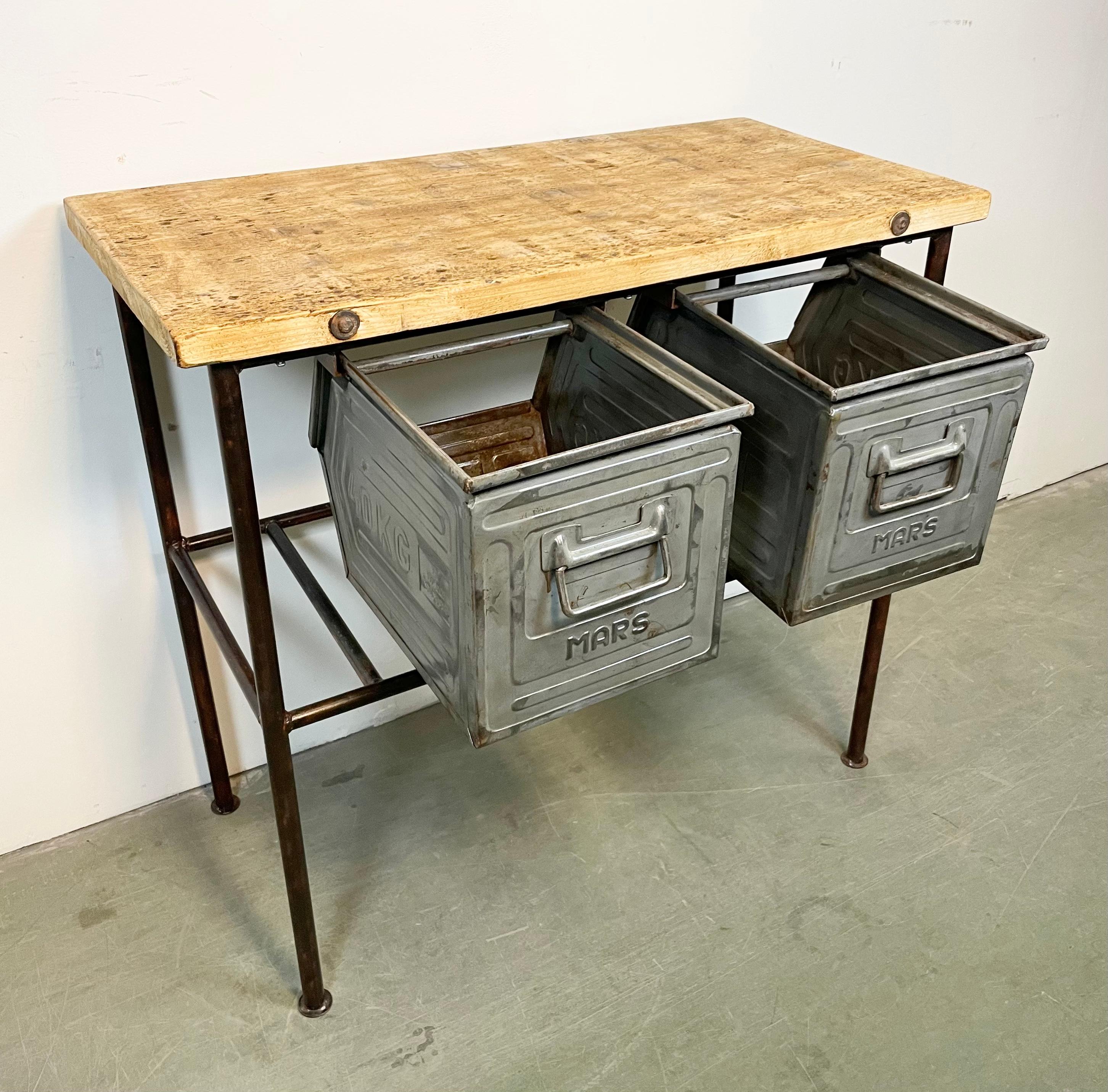 Industrieller Arbeitstisch mit zwei eisernen Schubladen, 1960er Jahre im Angebot 3