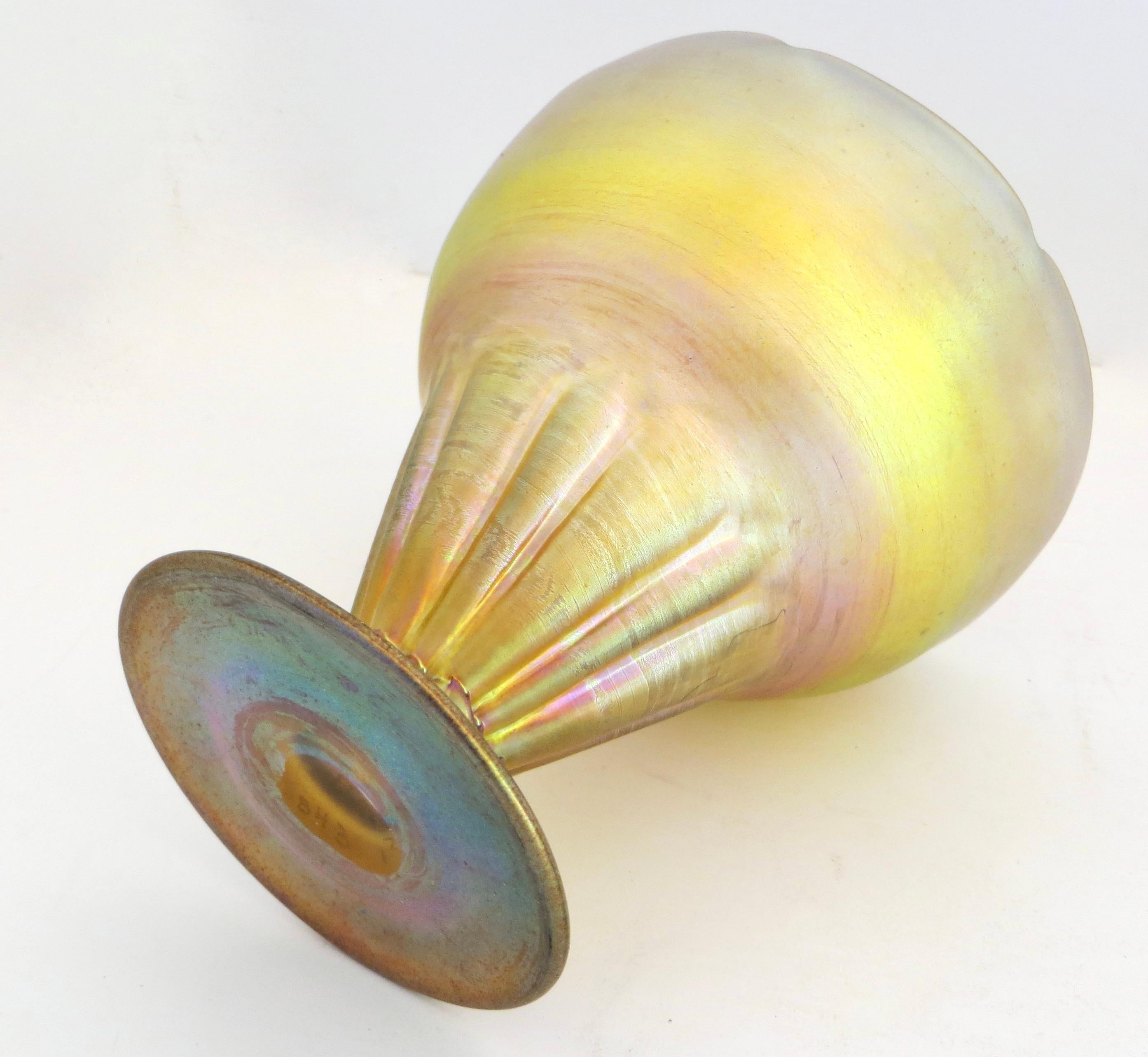Grün schillernde, grün getönte Favrile Art Glass Compote; hergestellt in den Tiffany Studios und entworfen von dem weltbekannten Glasdesigner Arthur J. Nash; auf der Unterseite geätzt 