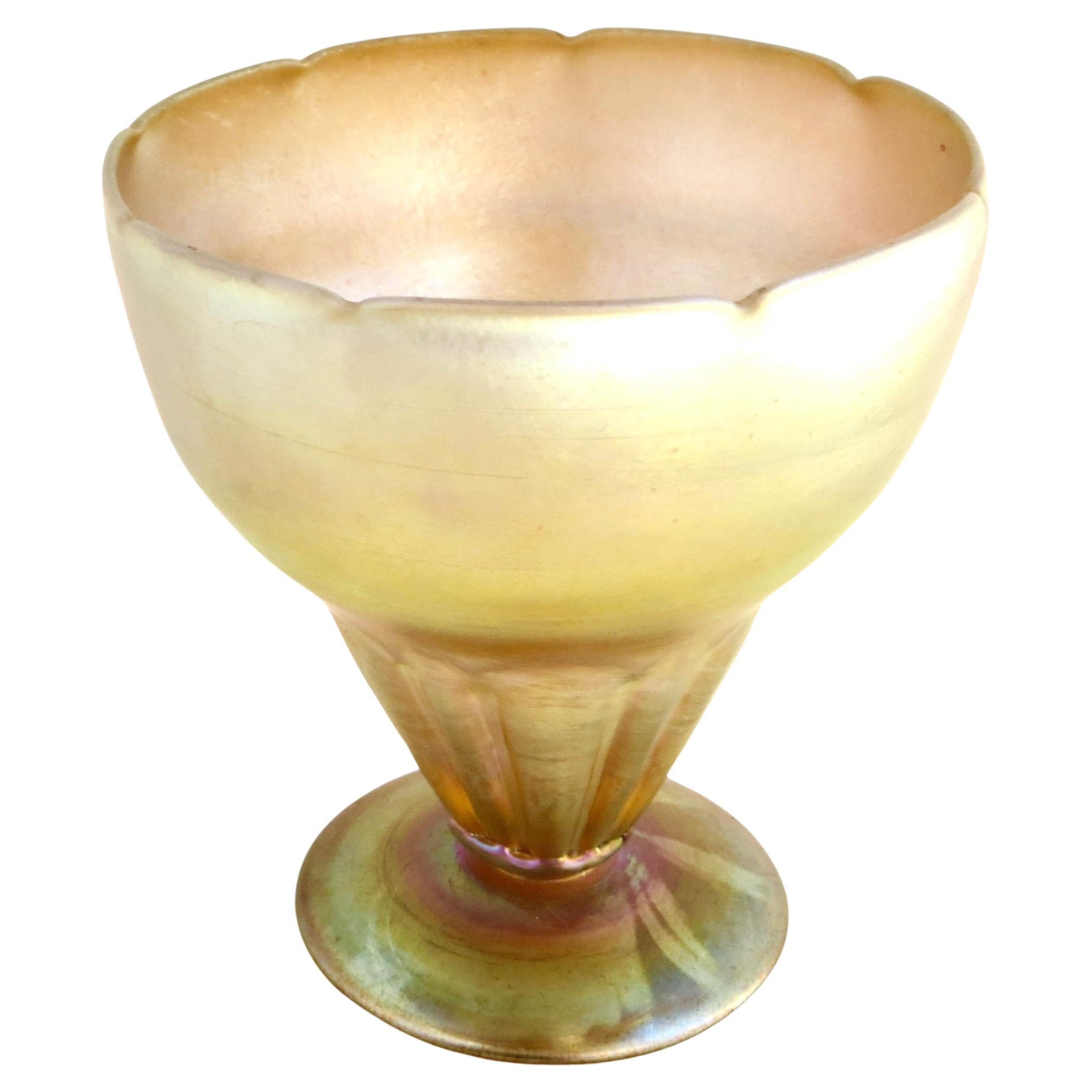 Compote en verre favrile irisé vert par Tiffany signée "Nash" circa 1920