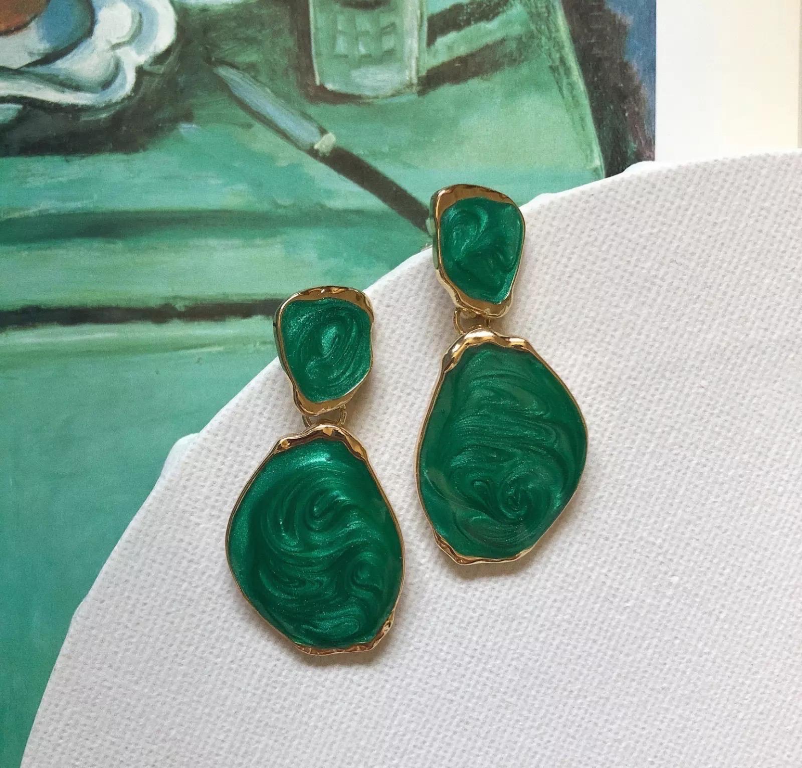 Le coût est très élevé. 100% fait à la main. Excellent cadeau pour les femmes. Artisanat de qualité. 

Matière : Alliage, émail.

Taille : 4,5*1,8 cm.

_ _ _

Idéal pour une utilisation quotidienne. Livré avec une pochette en velours et un bel