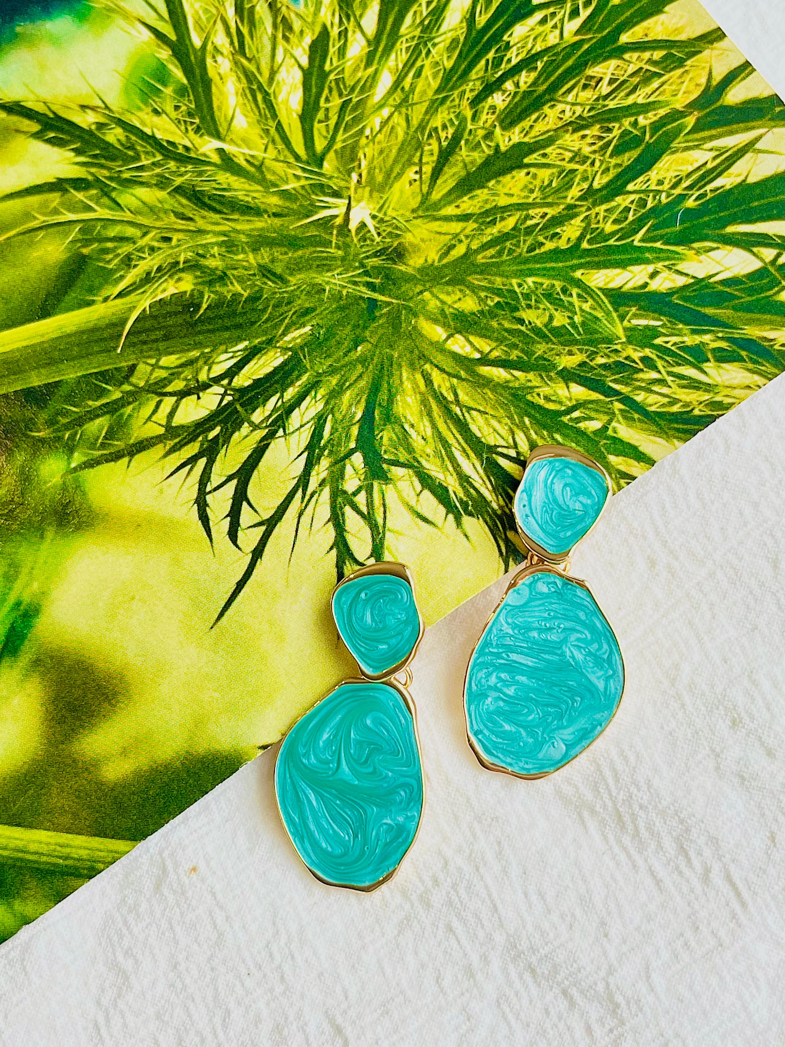 Art déco Boucles d'oreilles clips en or avec émail ondulé et texture ovale irrégulière de couleur verte en vente