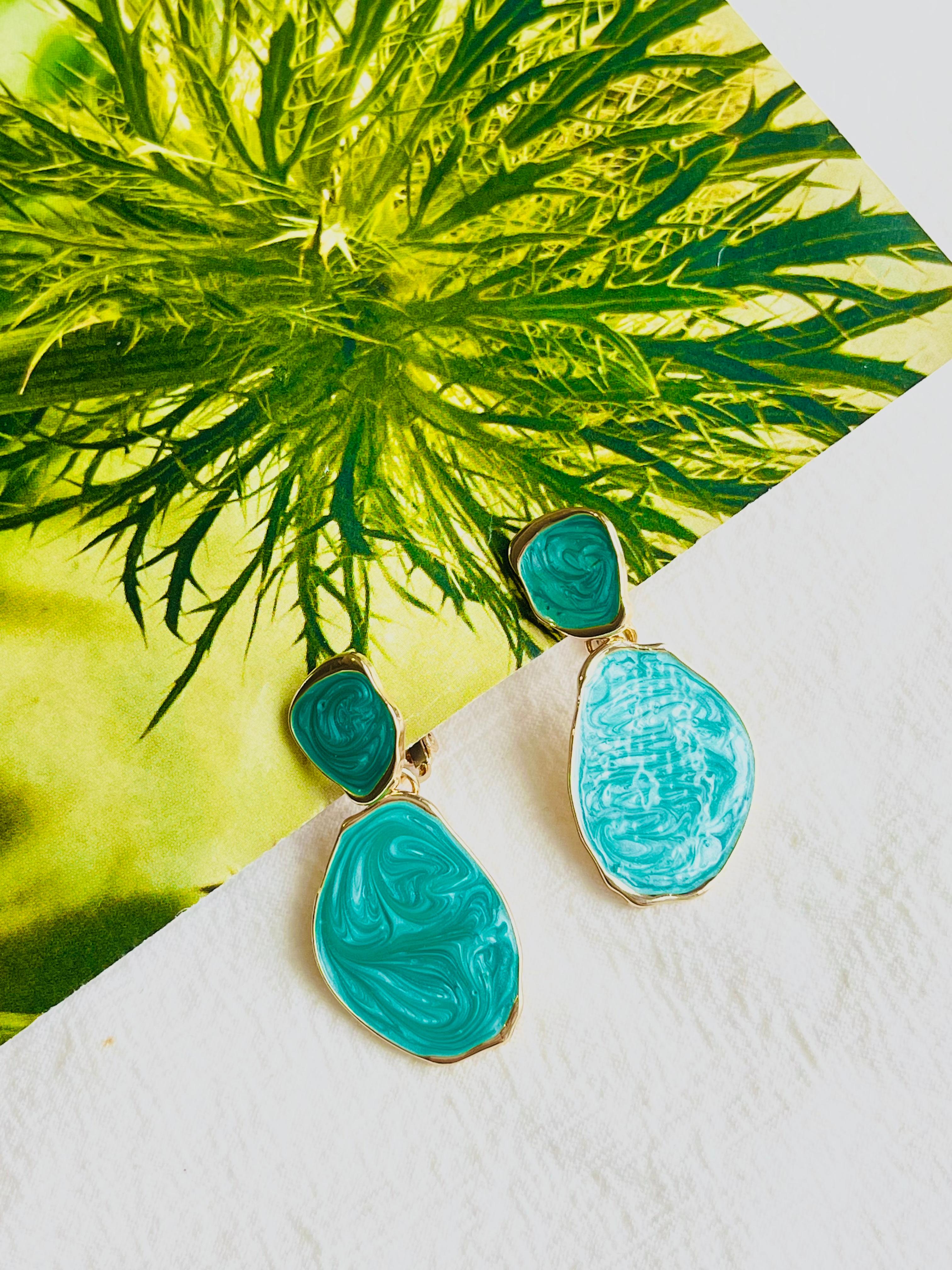 Boucles d'oreilles clips en or avec émail ondulé et texture ovale irrégulière de couleur verte Neuf - En vente à Wokingham, England