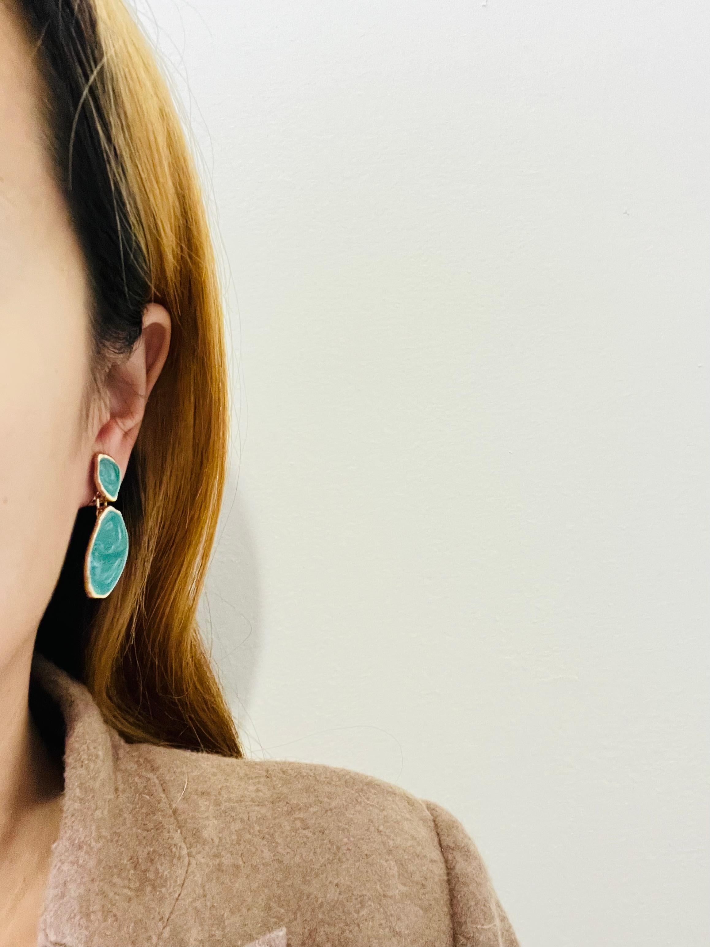 Boucles d'oreilles clips en or avec émail ondulé et texture ovale irrégulière de couleur verte Unisexe en vente