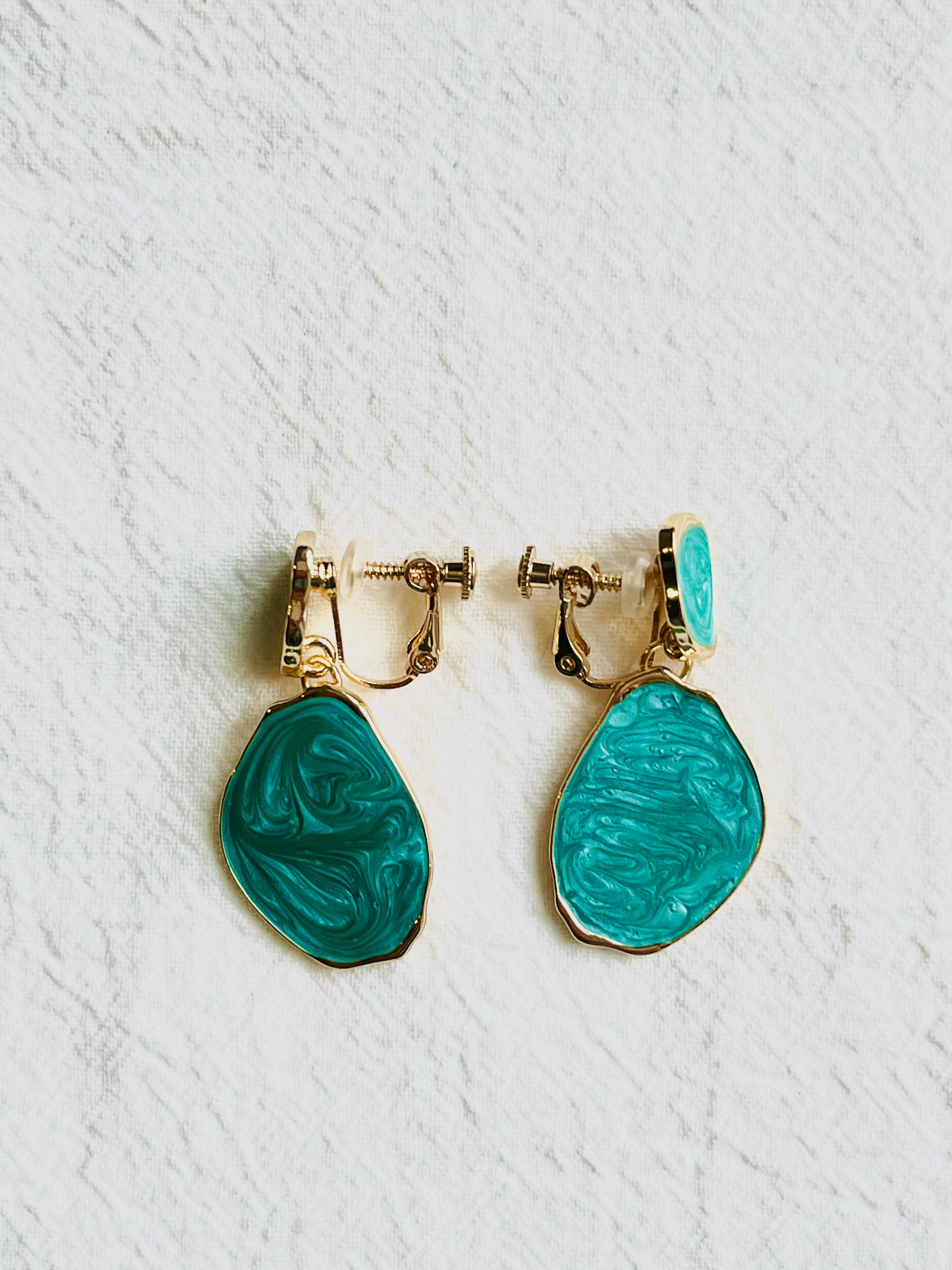 Green Irregular Oval Textured Ripple Enamel Retro Gold Drop Clip On Earrings  For Sale 1