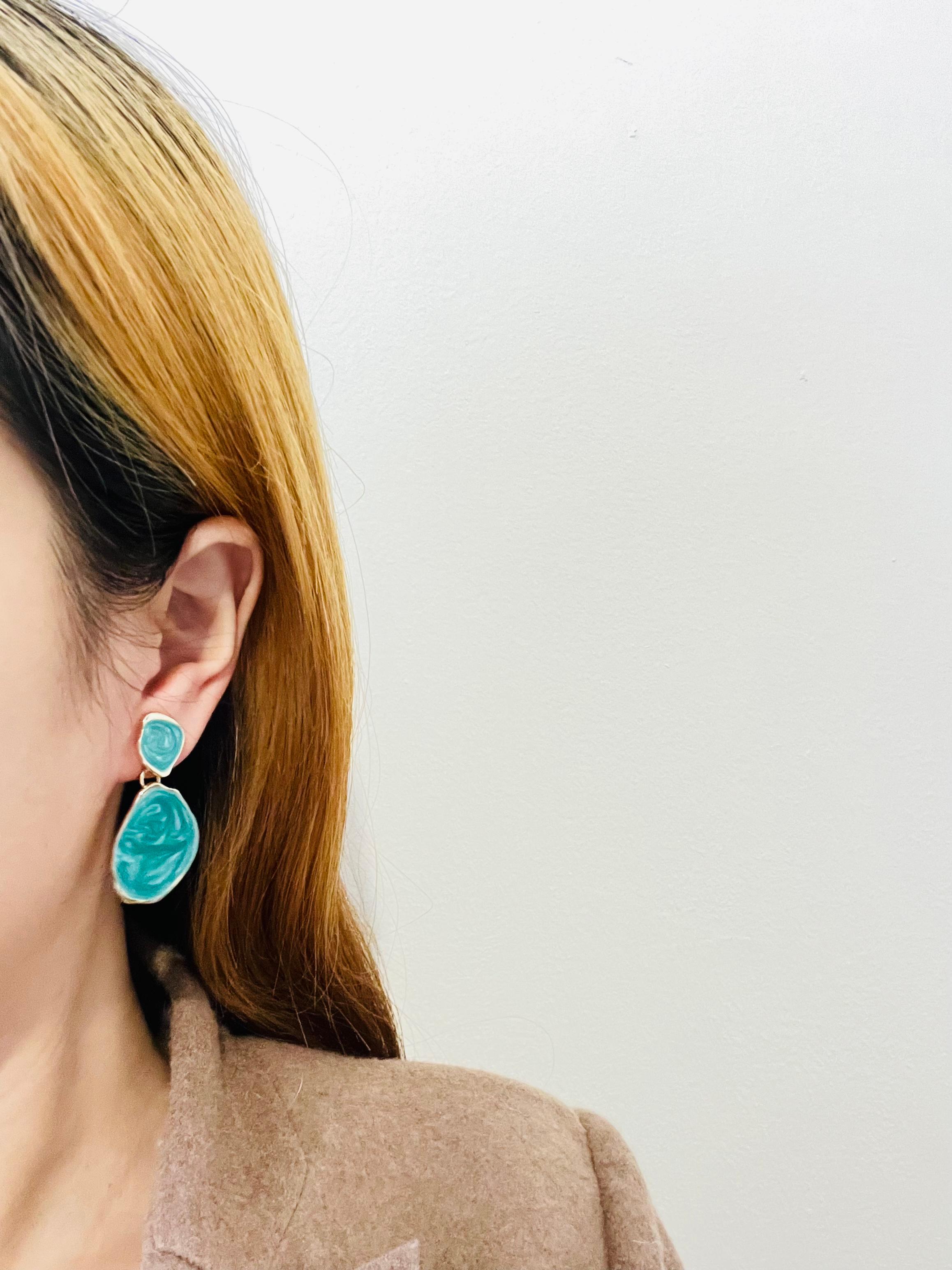 Boucles d'oreilles clips en or avec émail ondulé et texture ovale irrégulière de couleur verte en vente 1