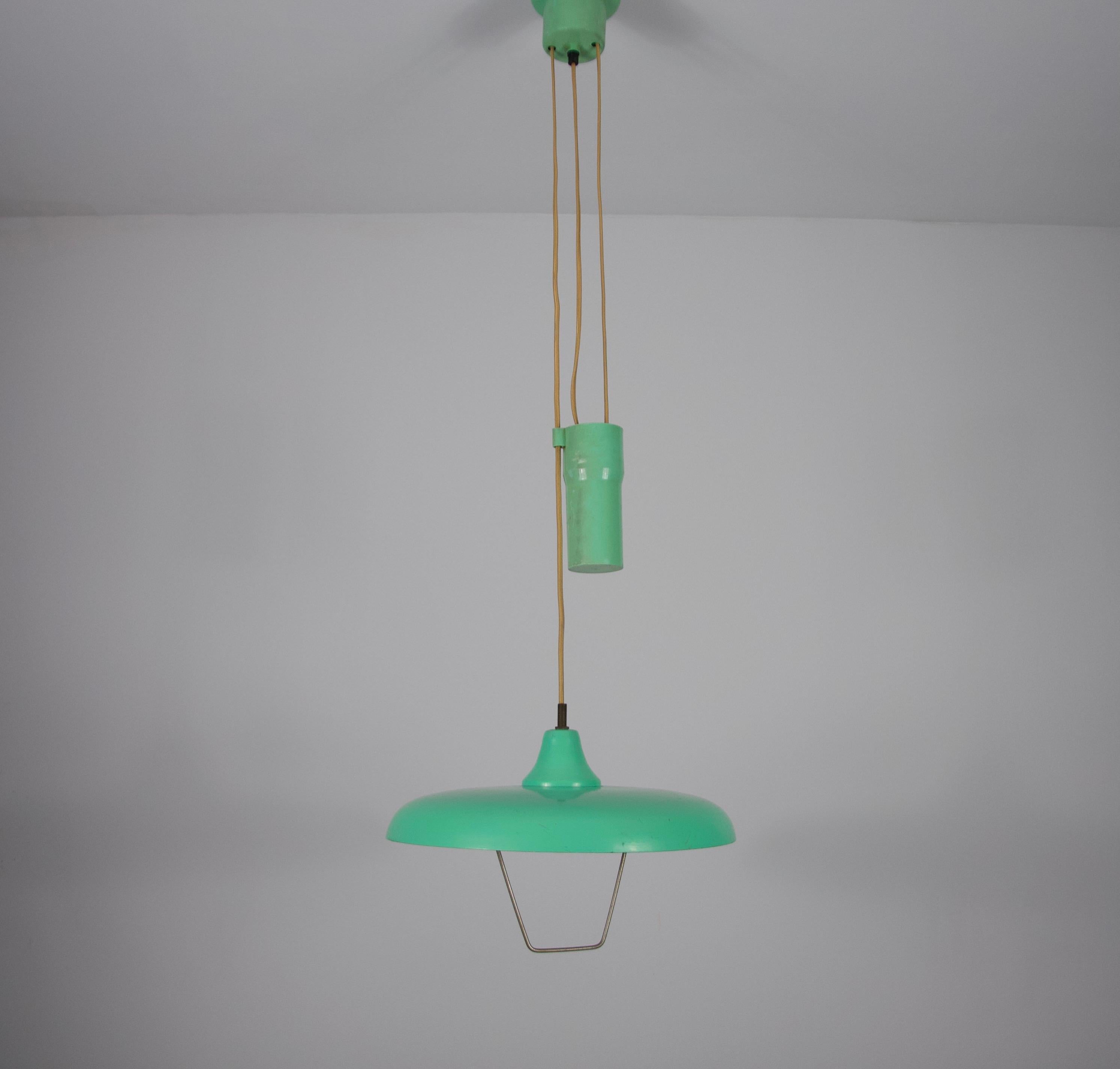 Questa elegante lampada a sospensione a contrappeso italiana degli anni '50 è un perfetto esempio di design di metà secolo. Caratterizzata da un sorprendente paralume in metallo verde, questa lampada combina la funzionalità con un'estetica elegante