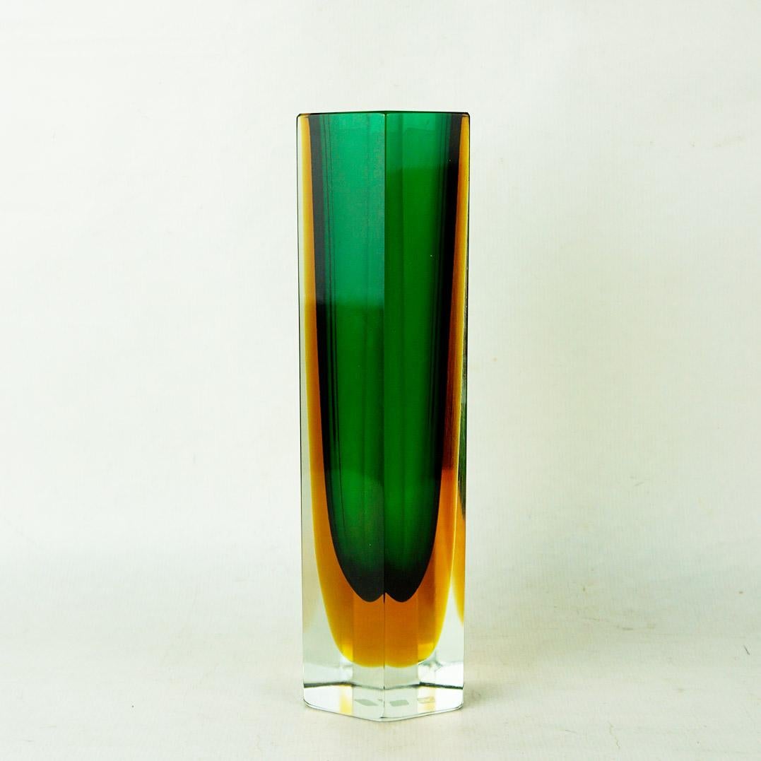 Questo fantastico vaso in vetro di Murano Glass Sommerso, giallo e verde, soffiato a mano, è stato progettato e prodotto da Flavio Poli per Seguso Murano.  negli anni '60.
È in condizioni eccellenti.  
Un Objects for Objects altamente decorativo in