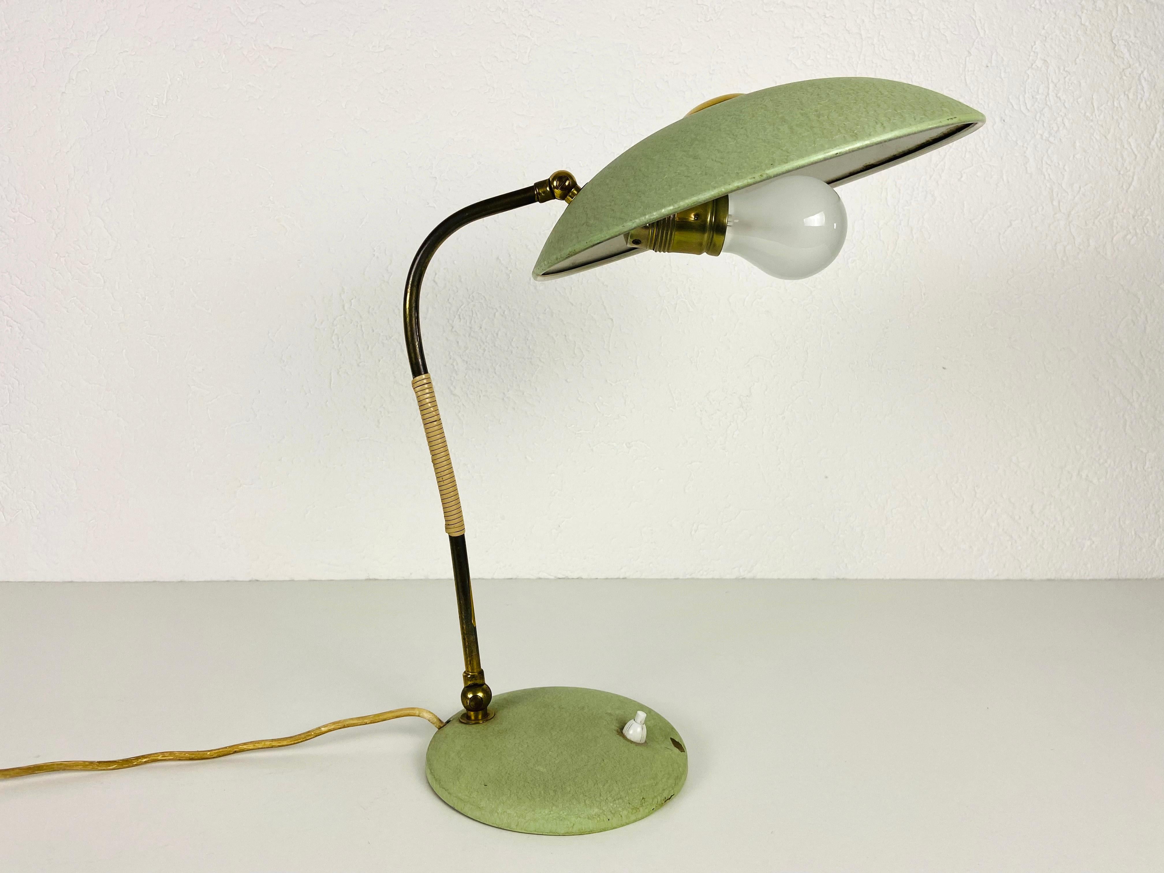 Mid-Century Modern Green Italian Table Lamp in the Style of Stilnovo, 1960s, Italy For Sale