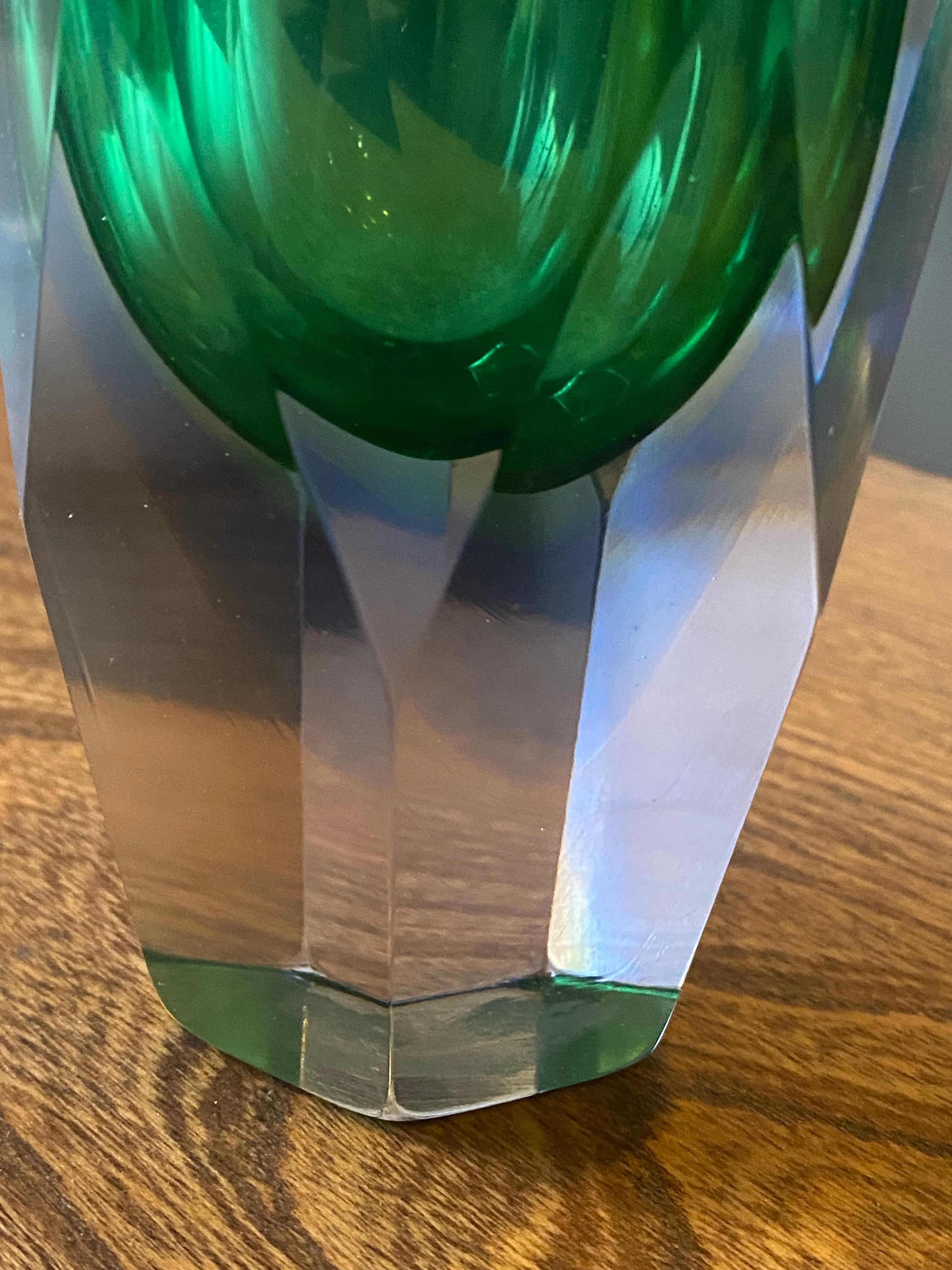 Jarrón verde italiano, Sommerso Murano Glass Flavio Poli para ALESSANDRO MANDRUZZATO mediados del siglo XX en venta