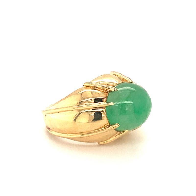 Cabochon Green Jade 18K Yellow Gold Ring, circa 1970s For Sale