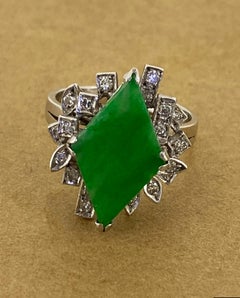 Anello cocktail con giada verde (19 mm x 11 mm) e diamante (0,60 carati) in oro bianco 18 carati