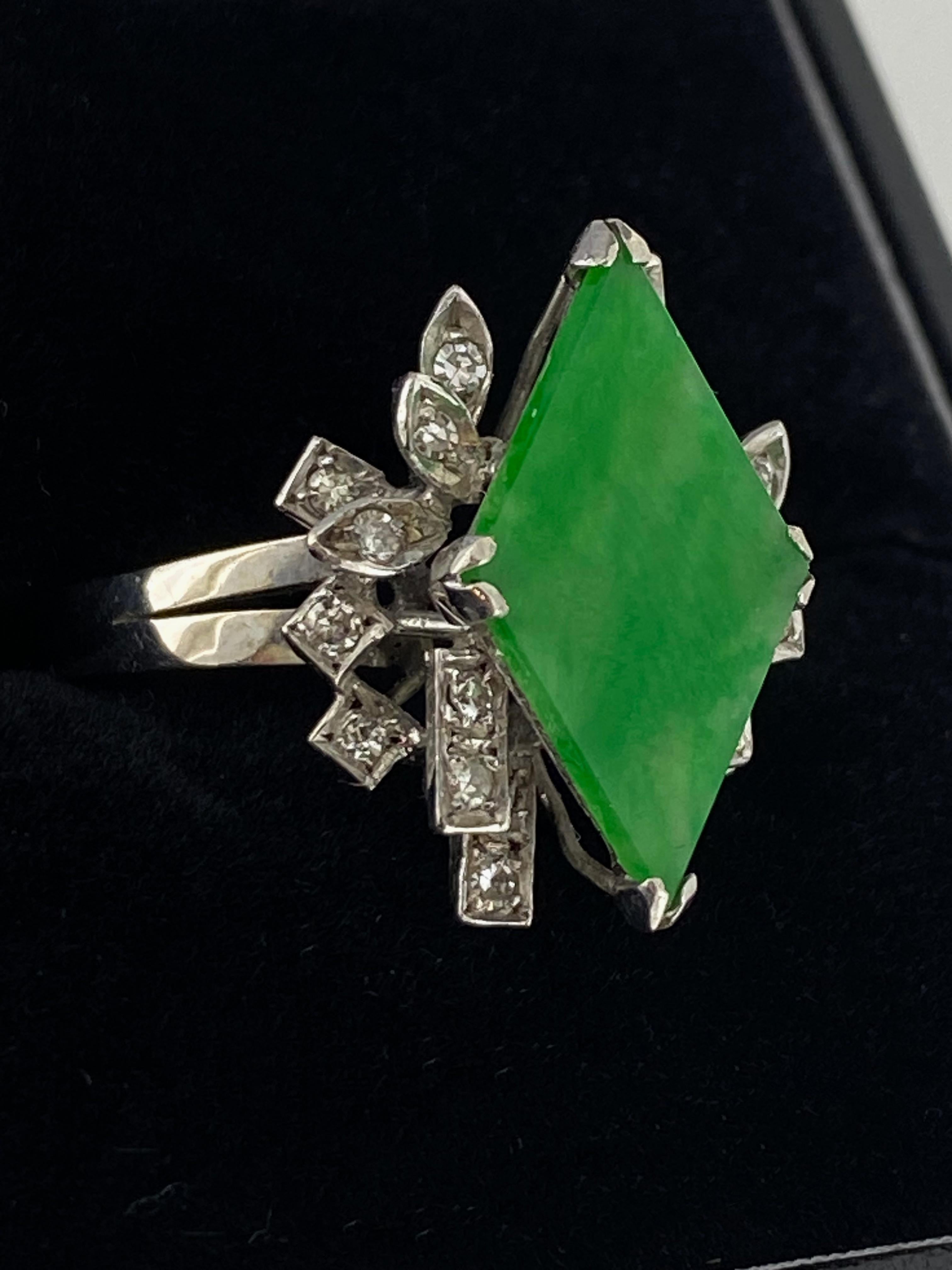 Green Jade (19mm x 11mm) & Diamond (0.60ct) Cocktail Ring in 18K White Gold (Retro) im Angebot