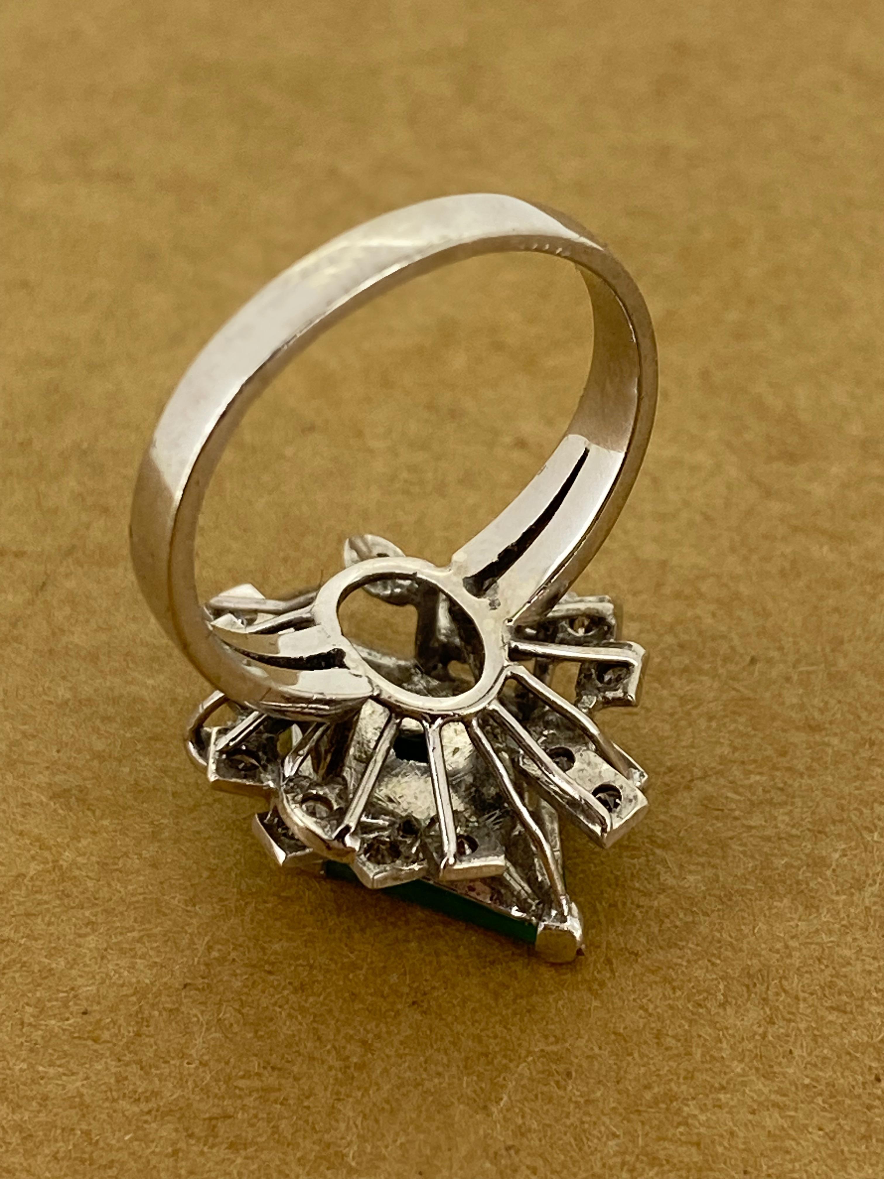 Green Jade (19mm x 11mm) & Diamond (0.60ct) Cocktail Ring in 18K White Gold (Gemischter Schliff) im Angebot