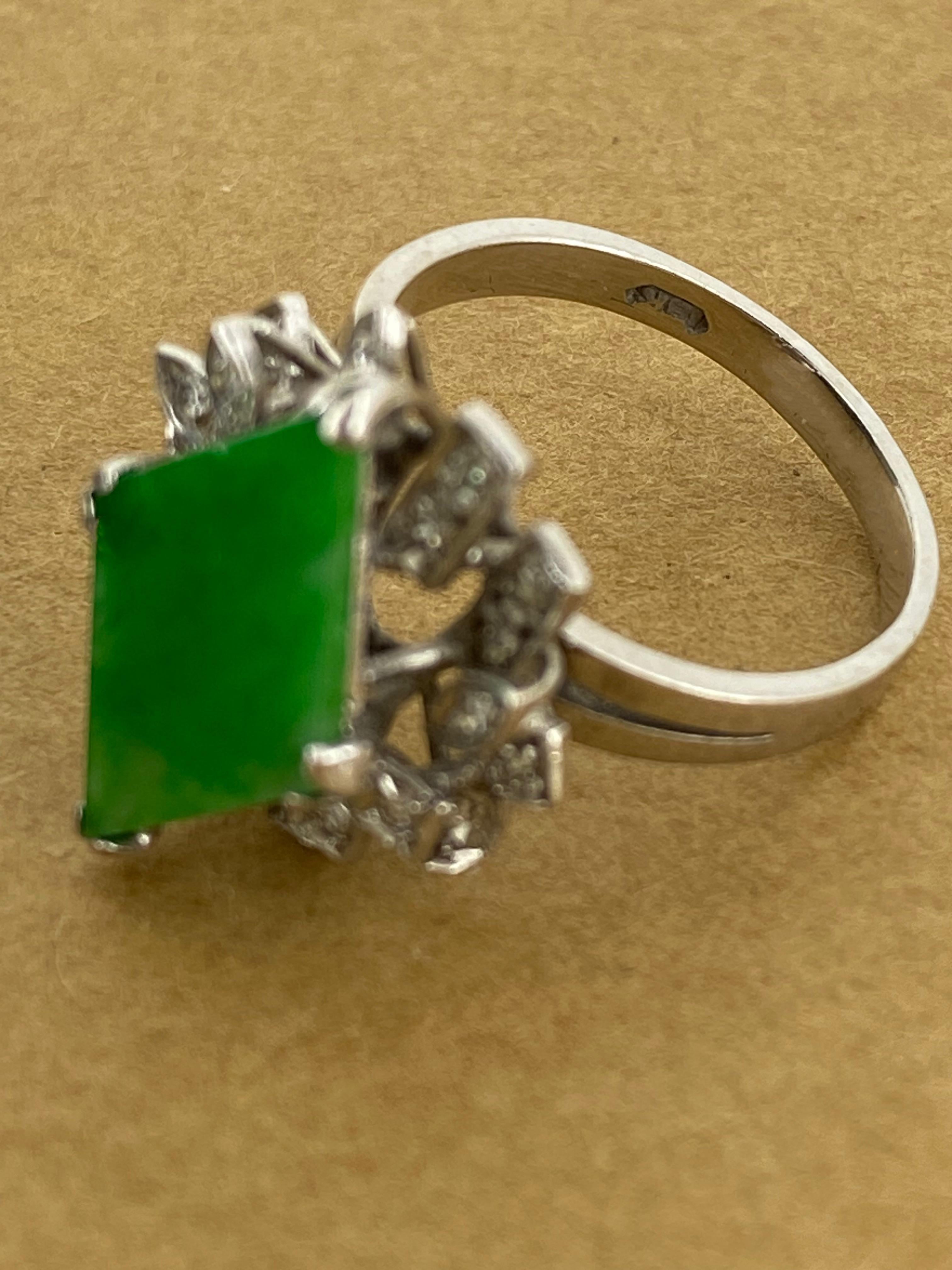 Green Jade (19mm x 11mm) & Diamond (0.60ct) Cocktail Ring in 18K White Gold Damen im Angebot