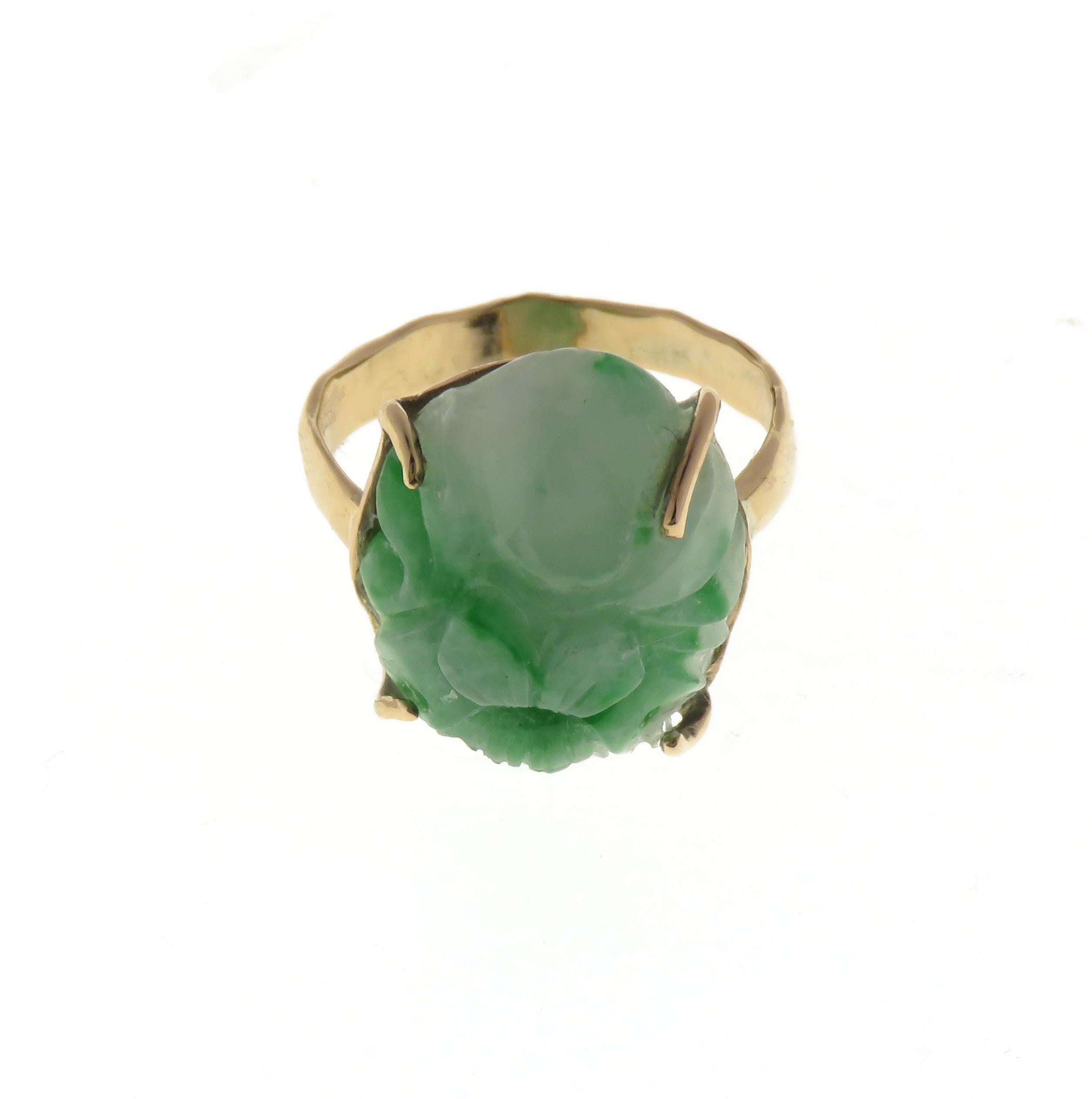 Contemporary 9 karat rose gold ring with untreated natural green jade. The cabochon encarved cut makes particularly attractive this natural jade and the stem is finished in hammered gold giving the profile a bit of gleam. The size of the gemstone is
