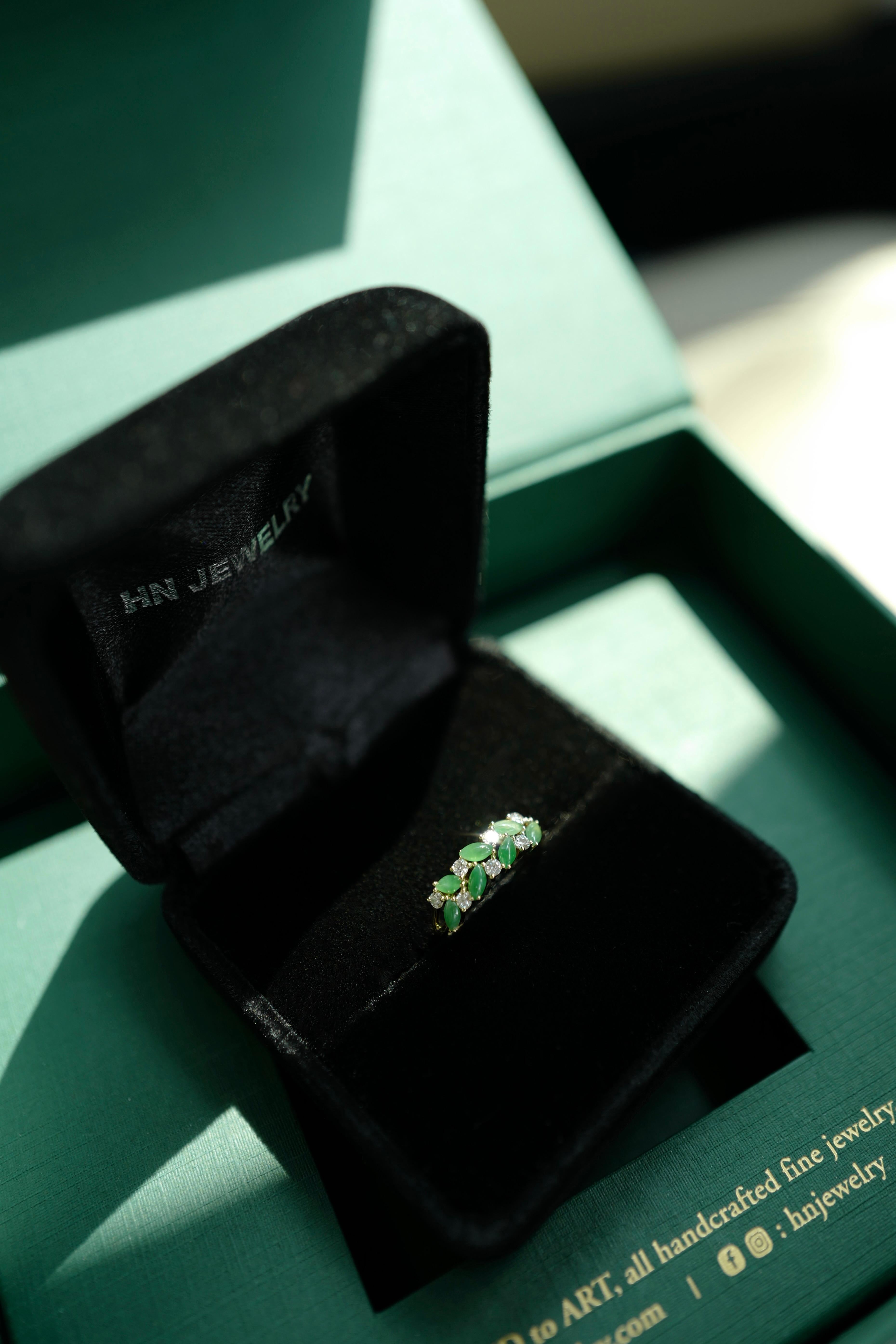 En vente :  Anneau de mariage en or jaune 18K en jade vert et diamant 5