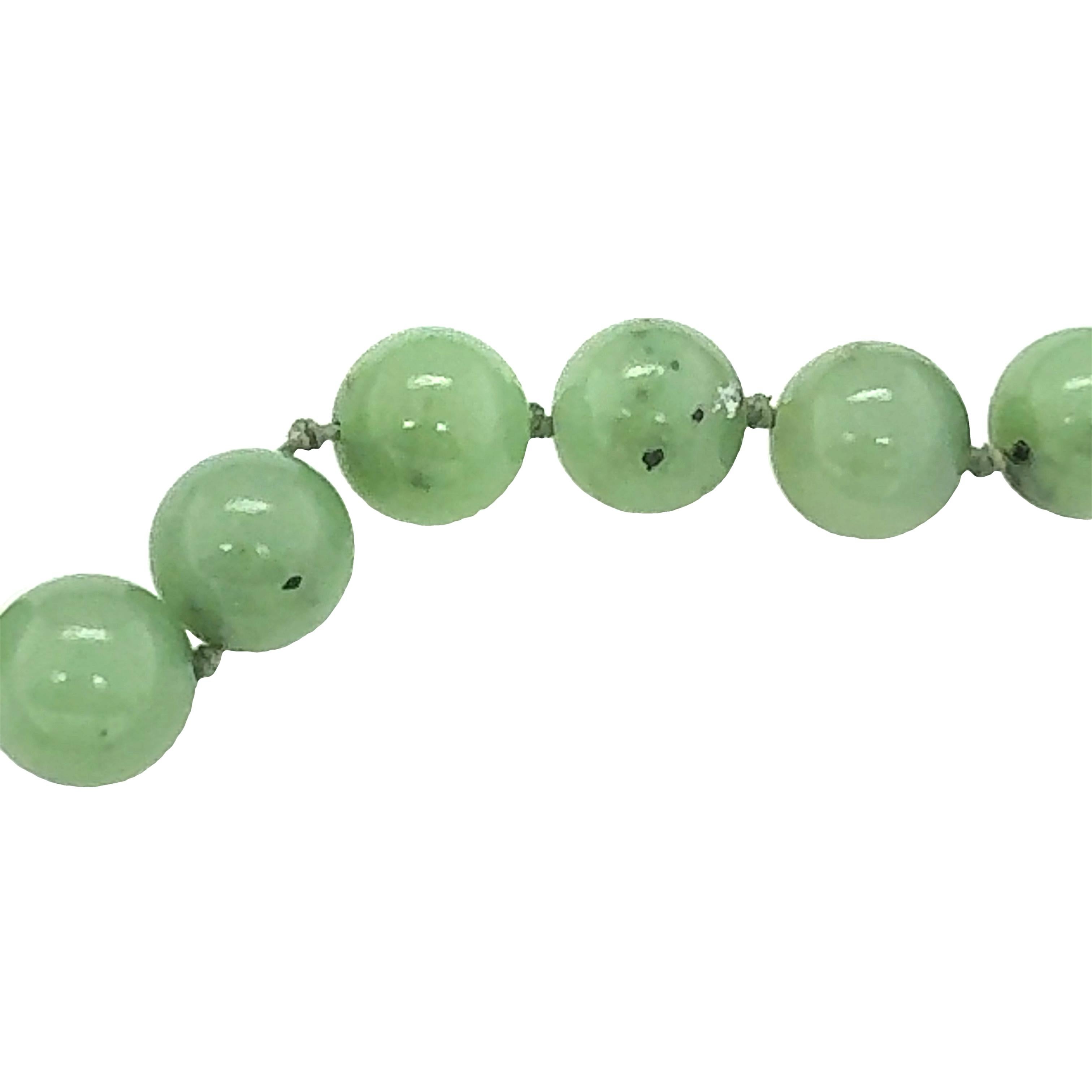 Un collier de perles de jade vert avec 38 perles mesurant 10 millimètres de diamètre en moyenne. Avec fermoir en or jaune 14K.

Métal : Or jaune 14K
Pierre précieuse : Jade vert
Circa : 1970
Poinçon/marque de fabrique : 14K
Taille/Mesures : 20