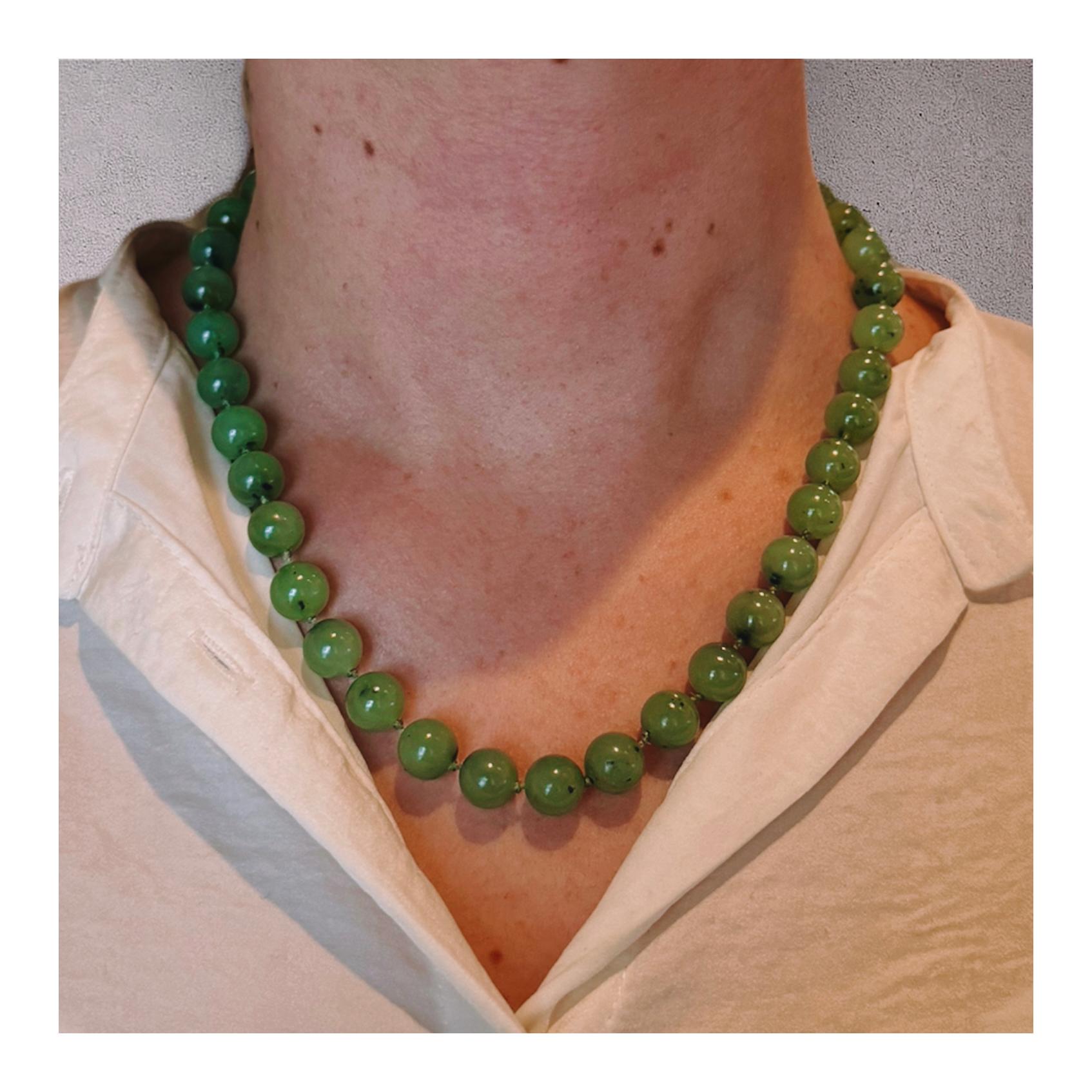 Collier de perles de jade vertes Bon état - En vente à Beverly Hills, CA