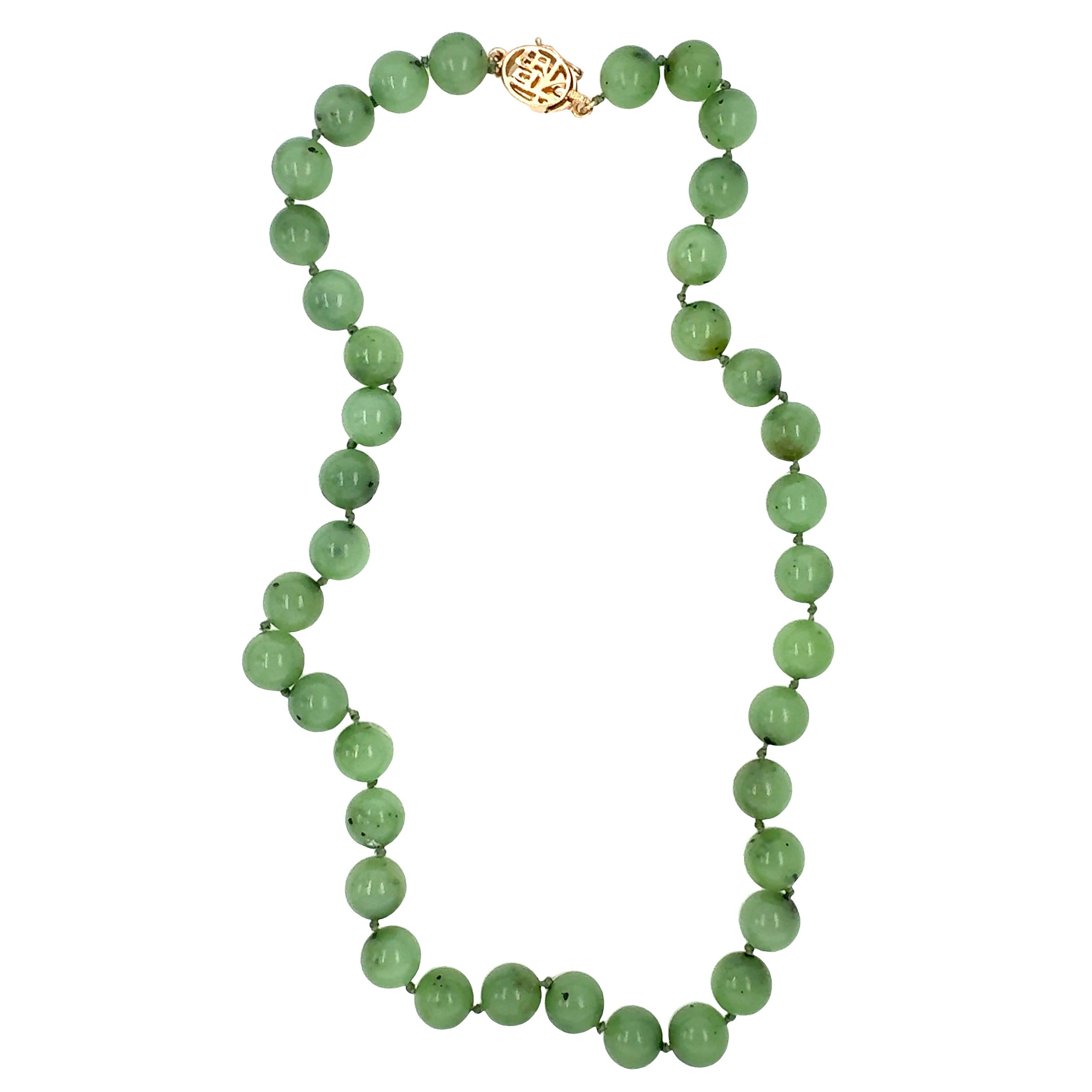 Collier de perles de jade vertes en vente