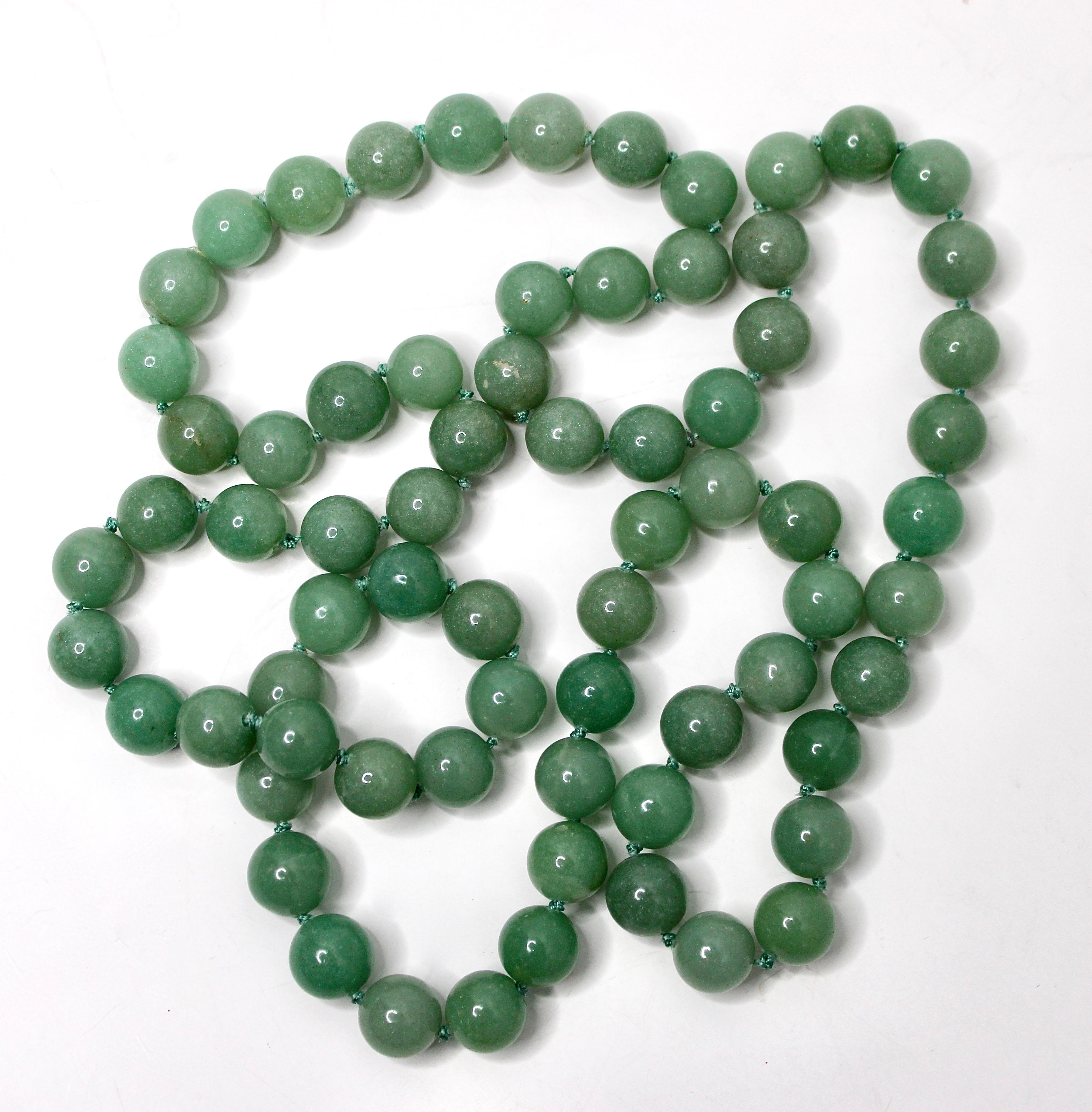 Collana con fili di perline di giada verde, circa anni '70 In condizioni buone in vendita a Scottsdale, AZ