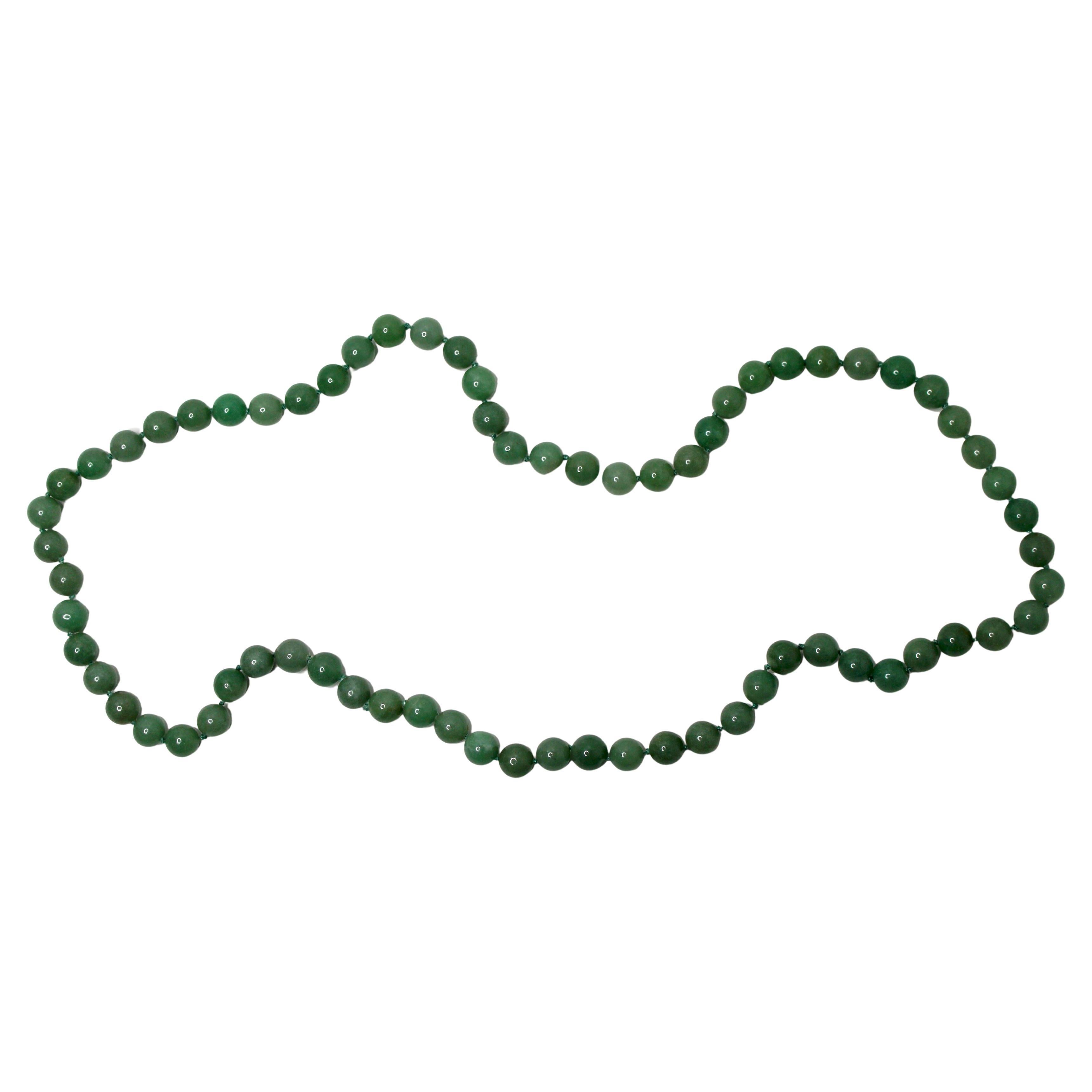 Donna Collana con fili di perline di giada verde, circa anni '70 in vendita