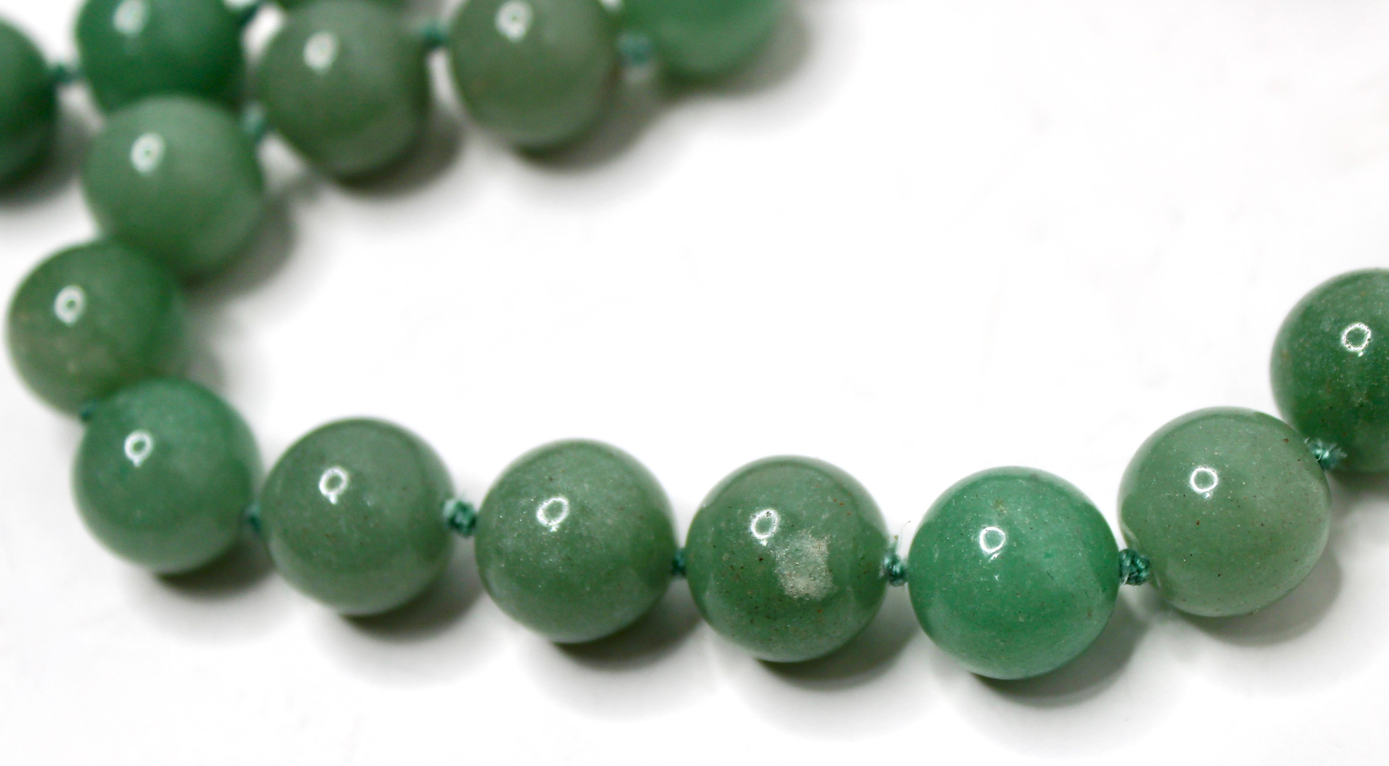 Collana con fili di perline di giada verde, circa anni '70 in vendita 1