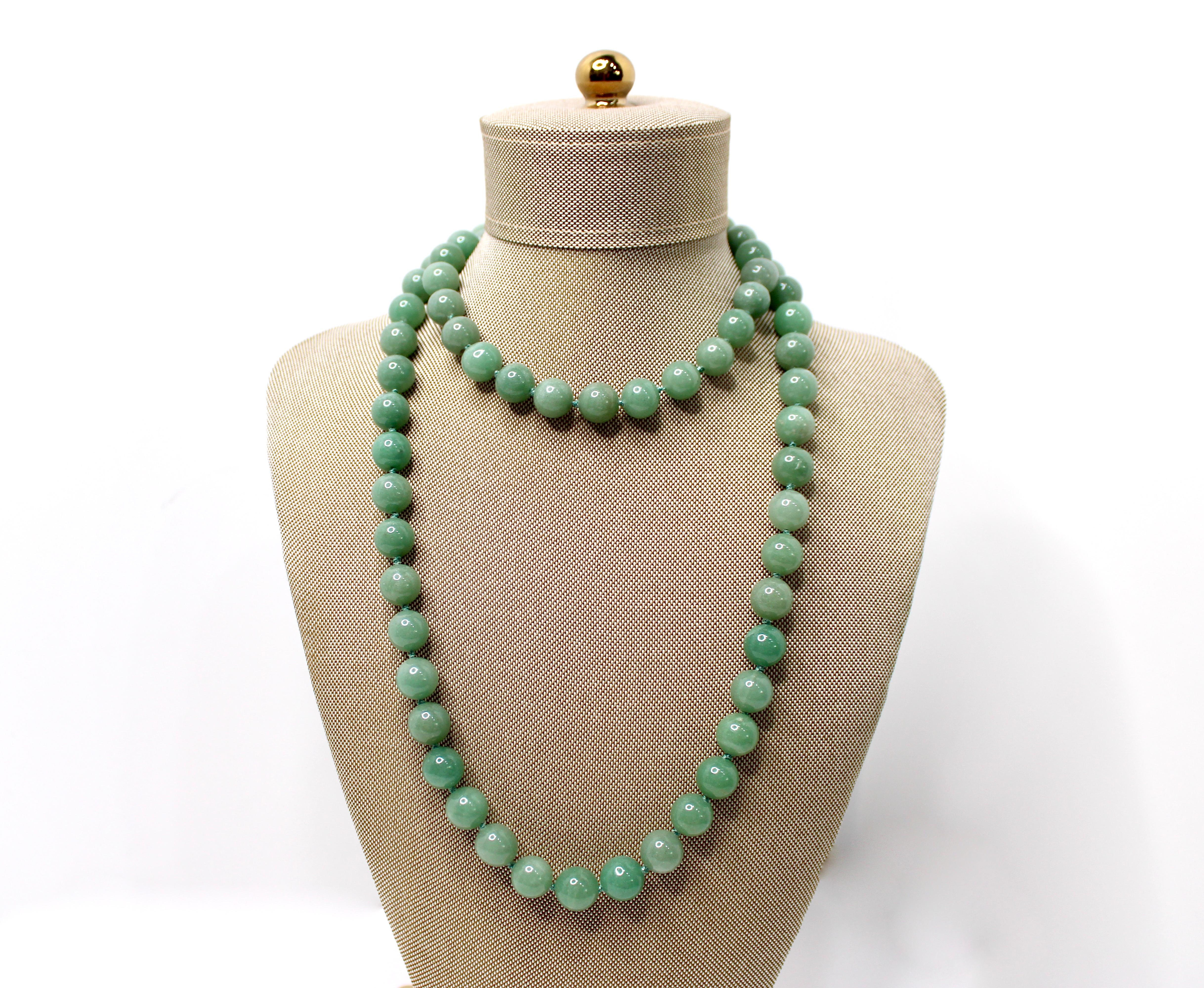 Collana con fili di perline di giada verde, circa anni '70 in vendita 2