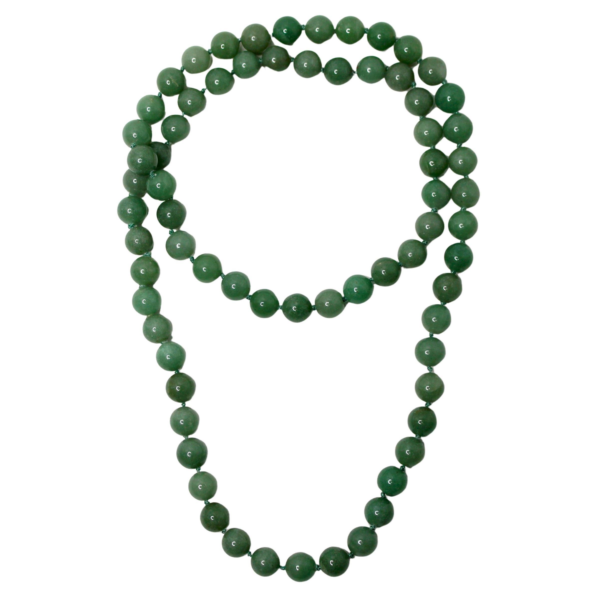 Collana con fili di perline di giada verde, circa anni '70