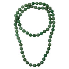 Collana con fili di perline di giada verde, circa anni '70