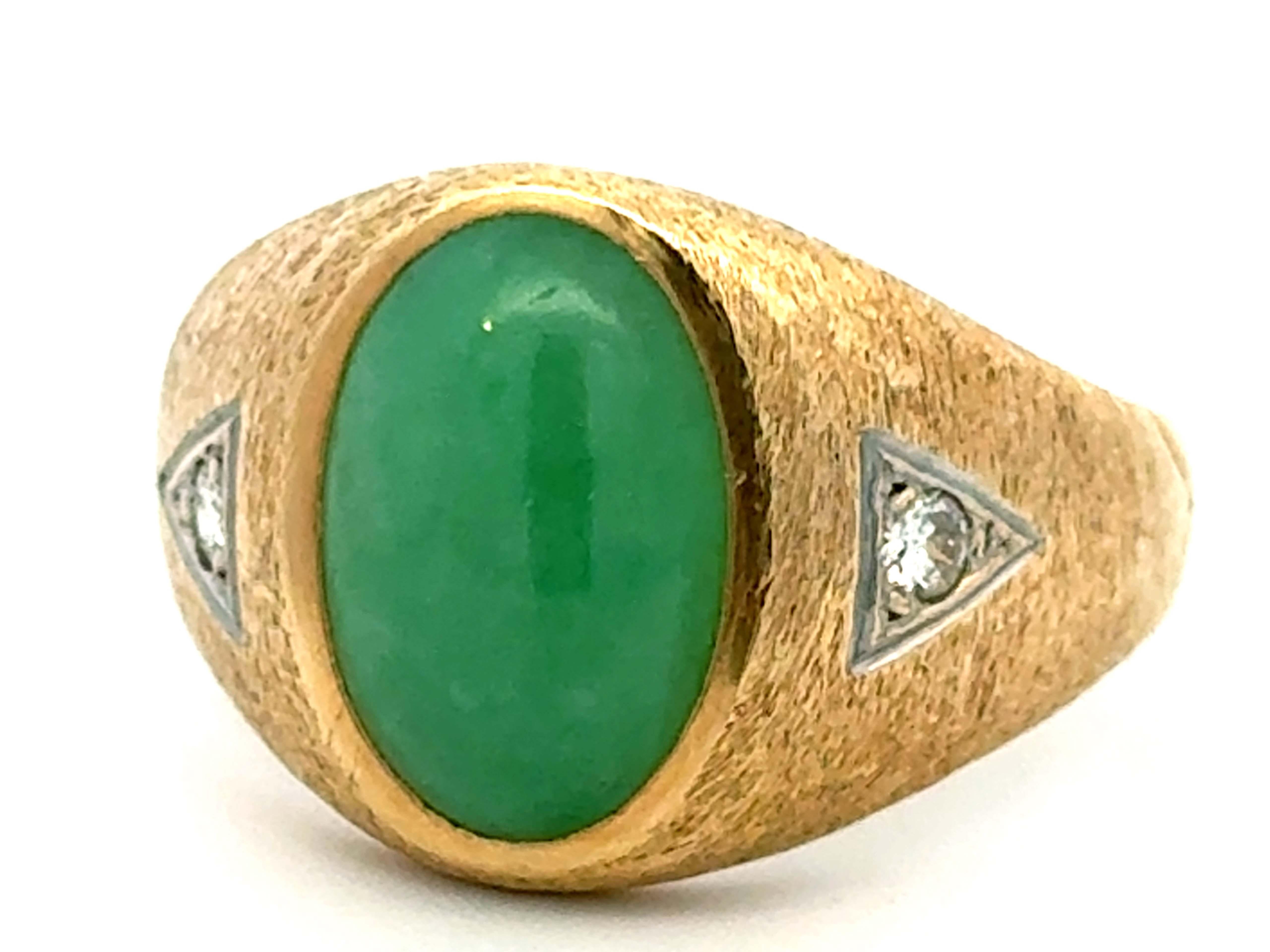Green Jade Cabochon and 2 Side Diamonds Satin Finish 14k Yellow Gold Ring In Excellent Condition For Sale In Honolulu, HI