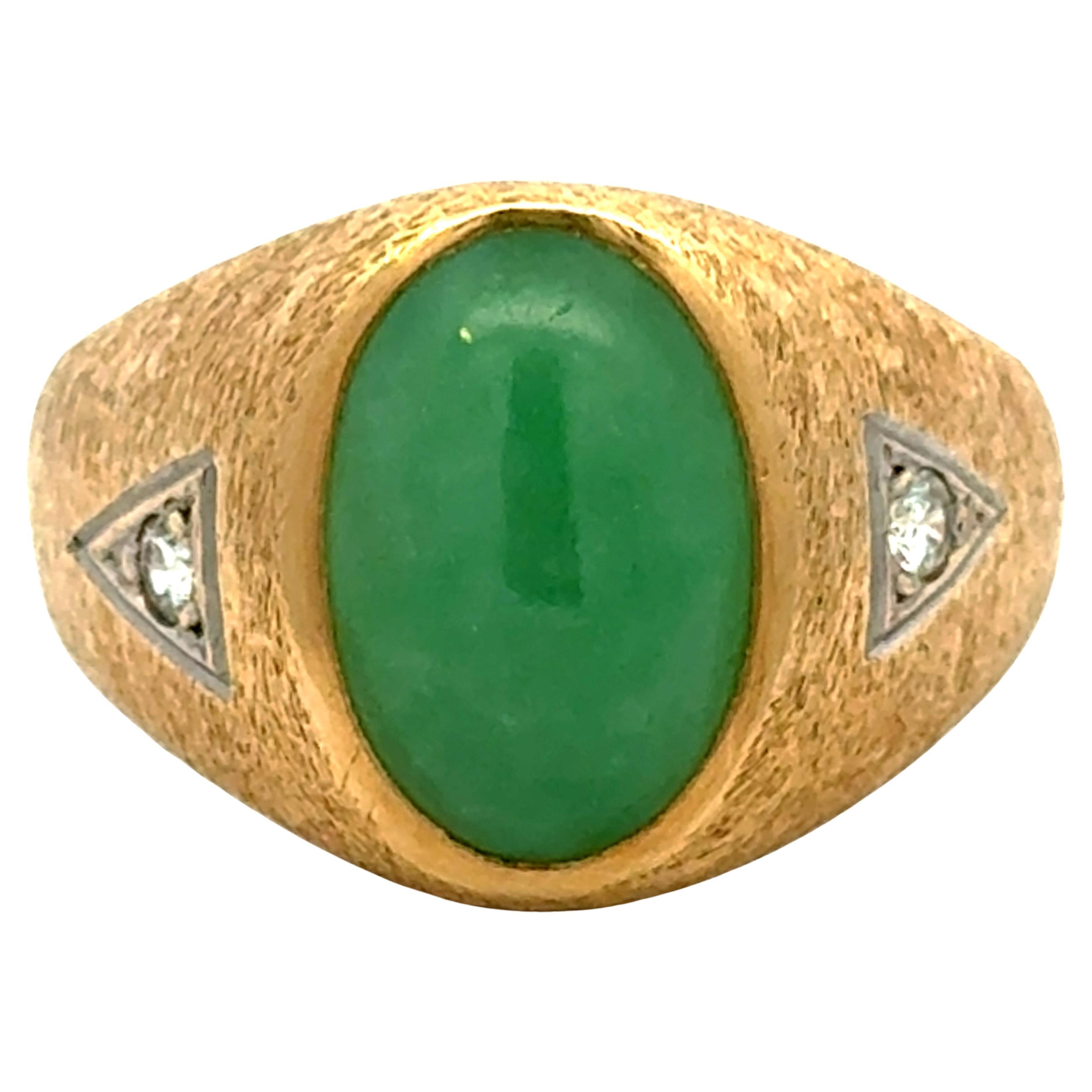 Anillo de oro amarillo de 14k con cabujón de jade verde y 2 diamantes laterales satinados