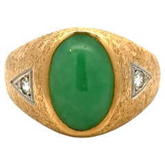 Anillo de oro amarillo de 14k con cabujón de jade verde y 2 diamantes laterales satinados