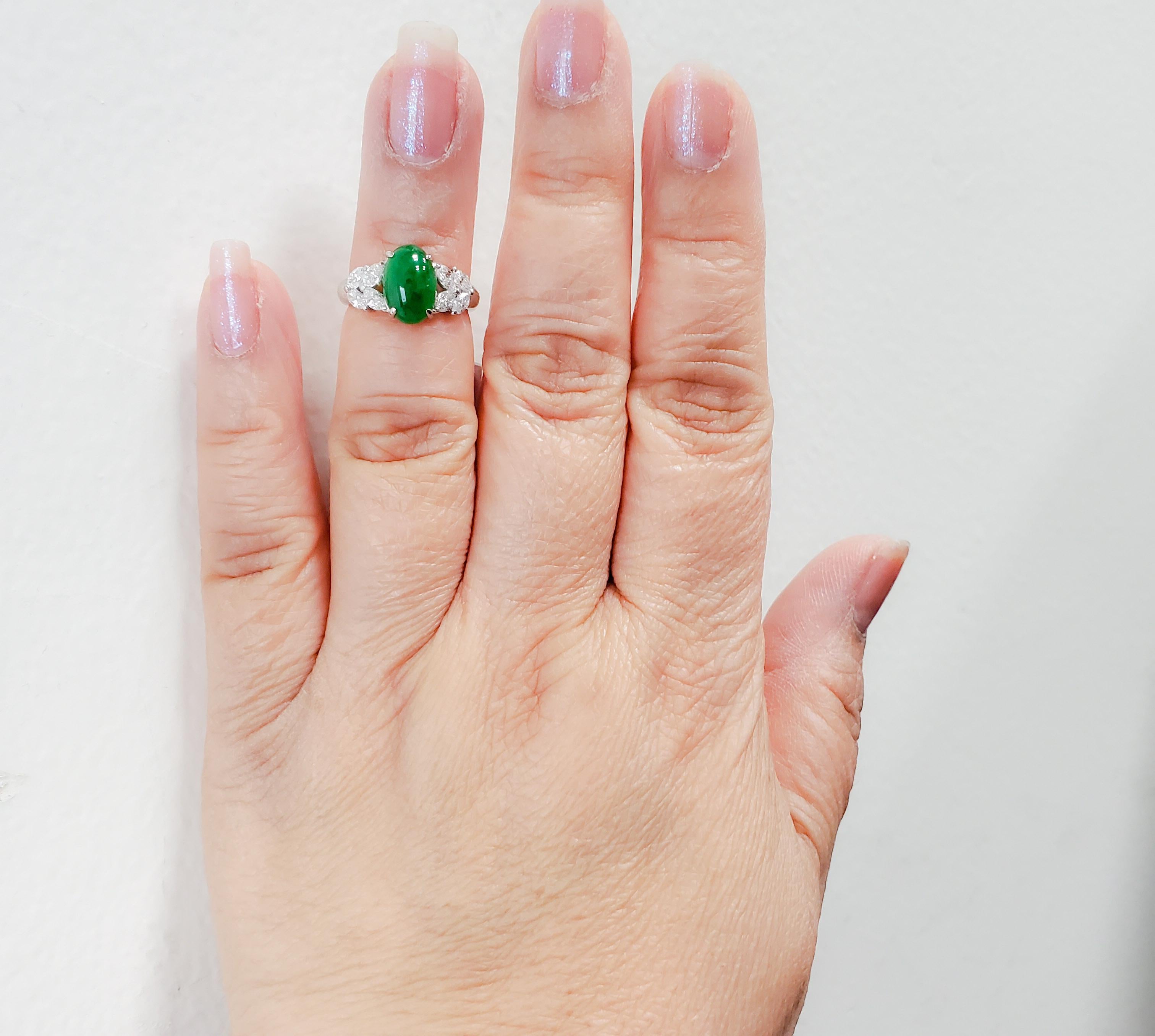 Magnifique jade vert foncé pesant 2,29 ct. avec 0,49 ct. de diamant blanc de bonne qualité taillé en marquise.  Fait à la main en platine.  Bague taille 4.25.