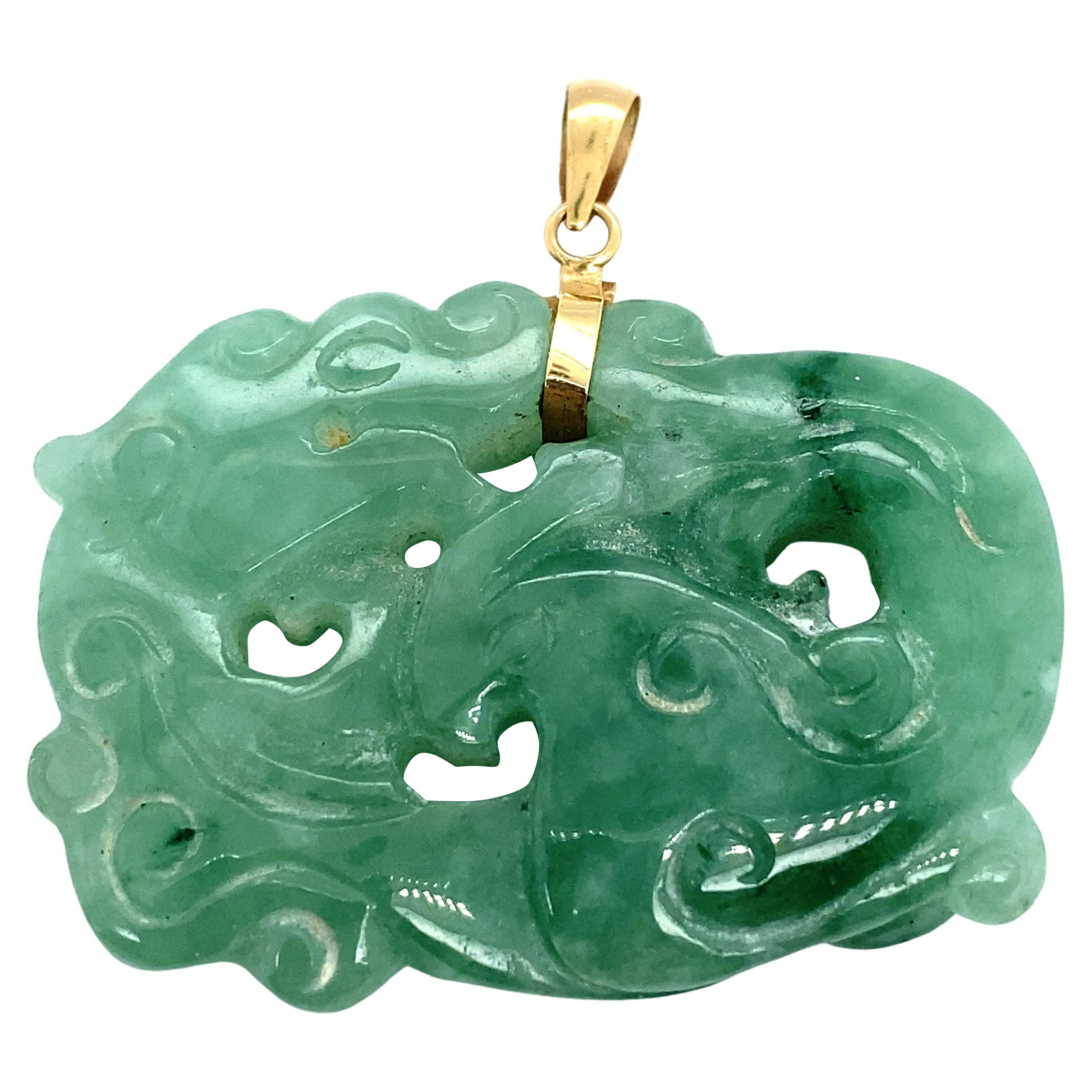 Pendentif en or 14 carats avec sculpture en jade vert