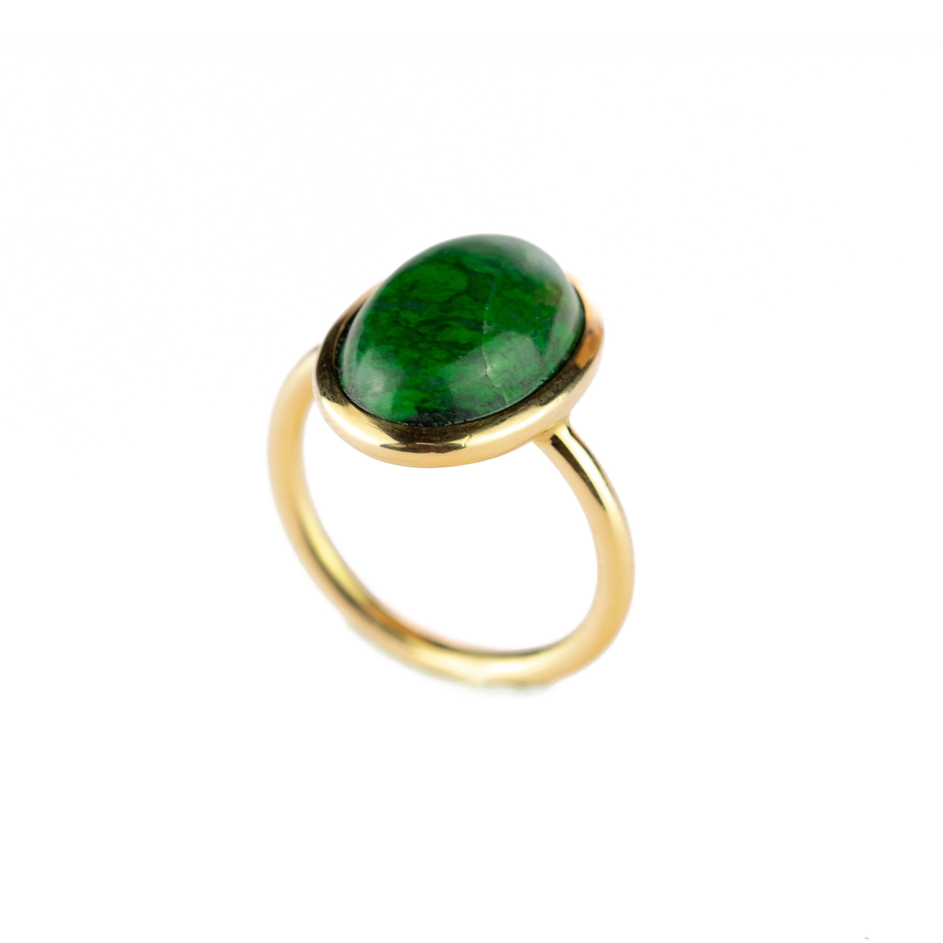 Dieses minimalistische Design hebt einen matten, kostbaren, natürlichen, zentralen Jade-Cabochon von 10,5 Karat hervor, der von Norden nach Süden ausgerichtet ist. Der Ring aus 18-karätigem Gelbgold hebt die grüne Farbe und die ovale Form hervor und