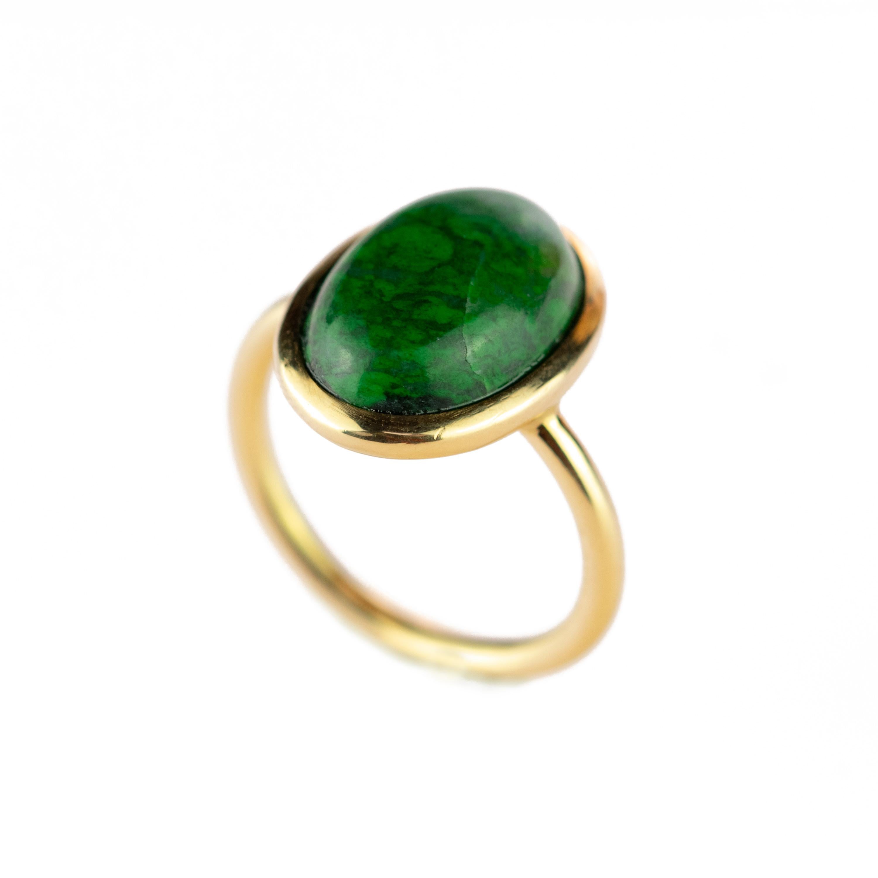 Grüner grüner Jade Central Oval Cabochon 18 Karat Gold Nord Süd Boho Cocktail-Ring (Künstler*in) im Angebot