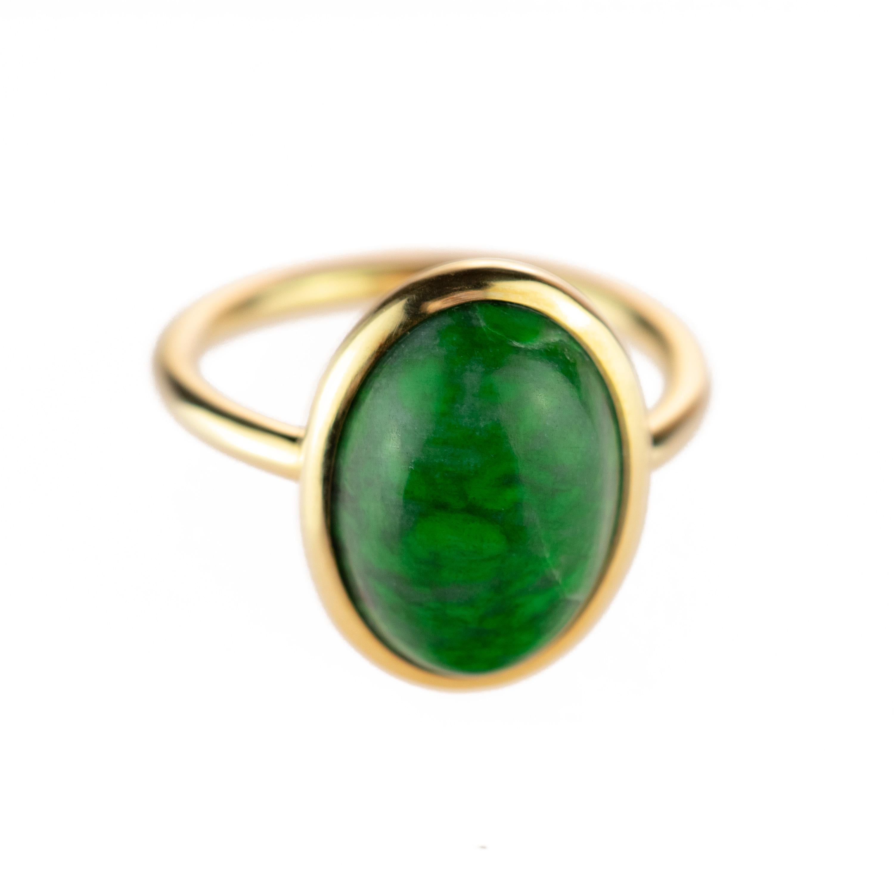 Grüner grüner Jade Central Oval Cabochon 18 Karat Gold Nord Süd Boho Cocktail-Ring (Ovalschliff) im Angebot